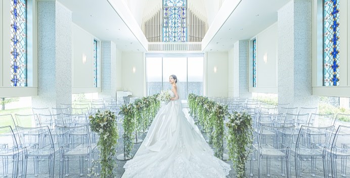 透明感がゲストにも好評の「アクアチャペル」。四方のステンドグラスから差し込む光が大切なシーンをより神聖な雰囲気に演出します。