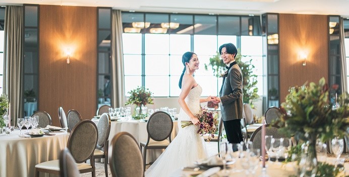 【プレジール】和装も洋装も映える内装で、ソファやハイチェアを使ったメインテーブルも可能。専属のフローリストがおふたりの衣装や結婚式の季節に合わせて、コーディネートをご提案いたします。