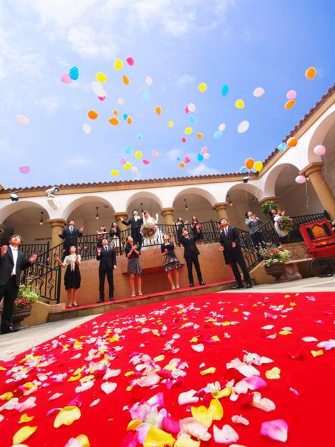 挙式後は笑顔でフラワーシャワーの祝福を受けよう