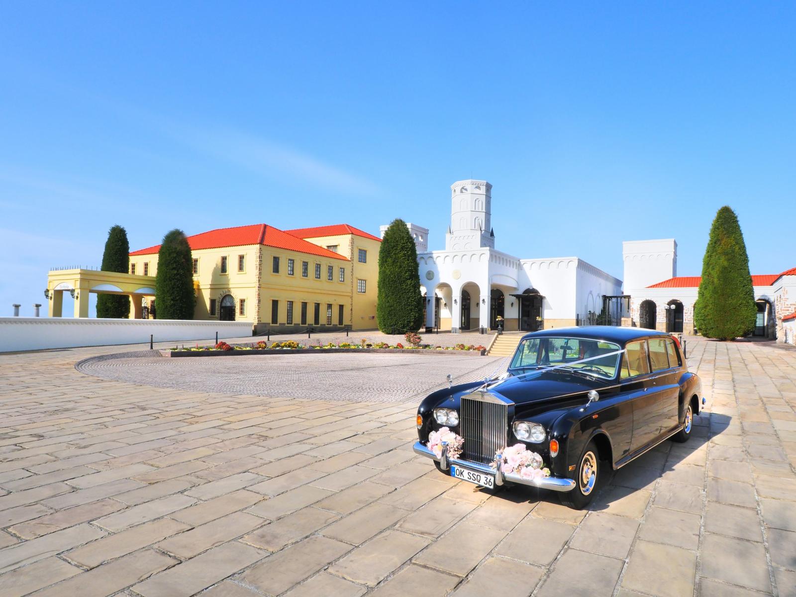 大聖堂と邸宅を繋ぐロールスロイス