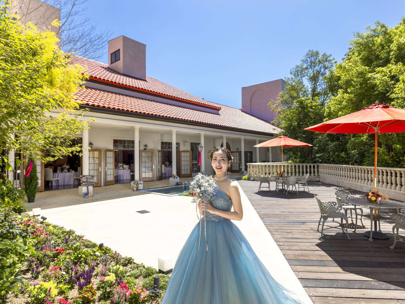 青空が広がるガーデンで自然の風を感じながらバルーンリリースやデザートブッフェをお楽しみいただけます。