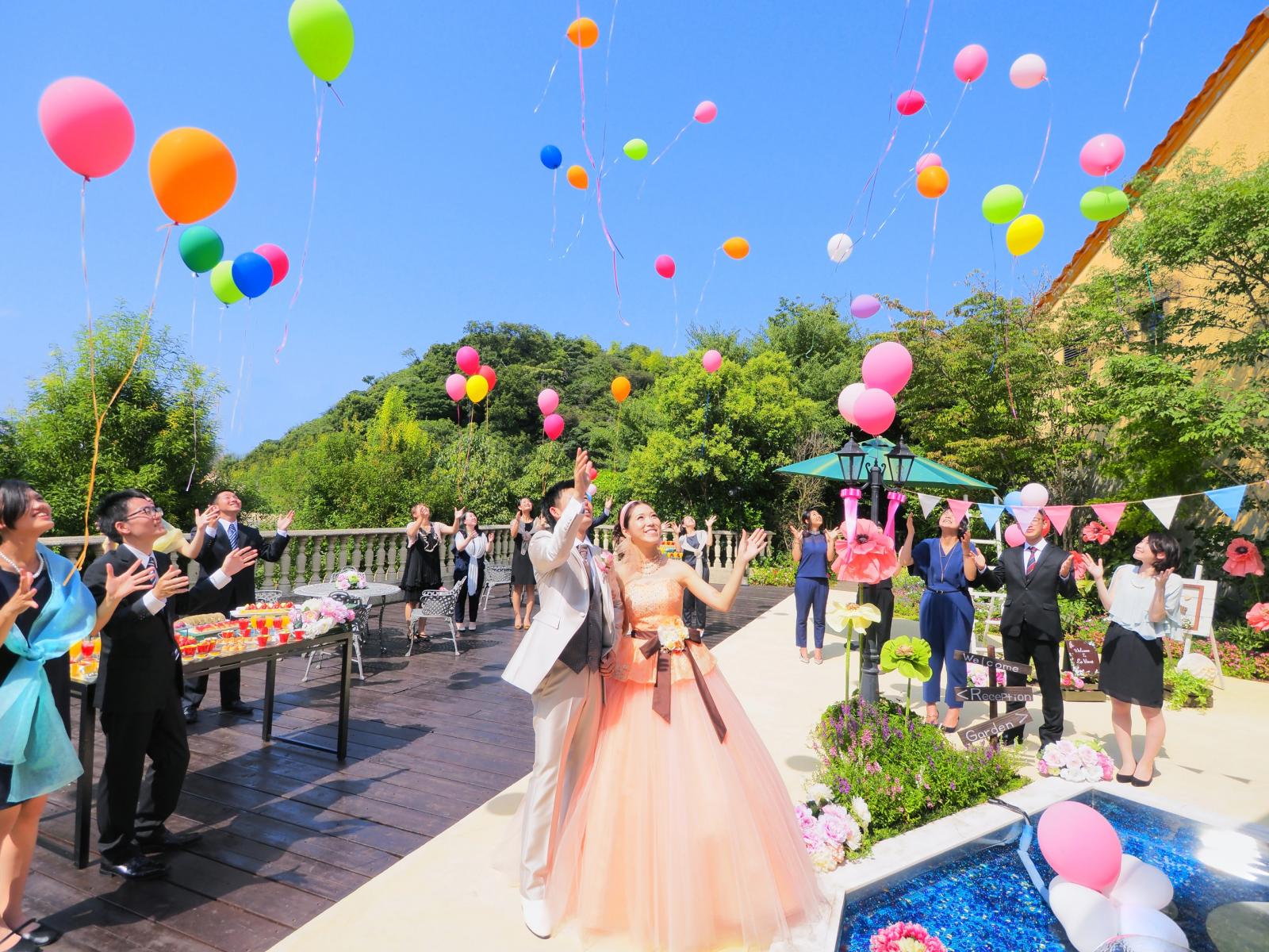 パーティ会場のプライベートガーデンでゲストとバルーンリリースも楽しめる