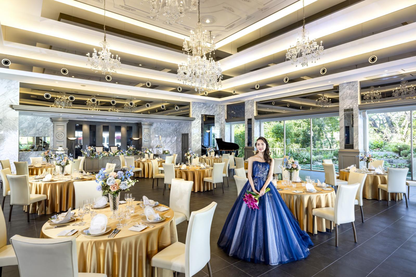 華やかなシャンデリアが煌めくダイニングルーム