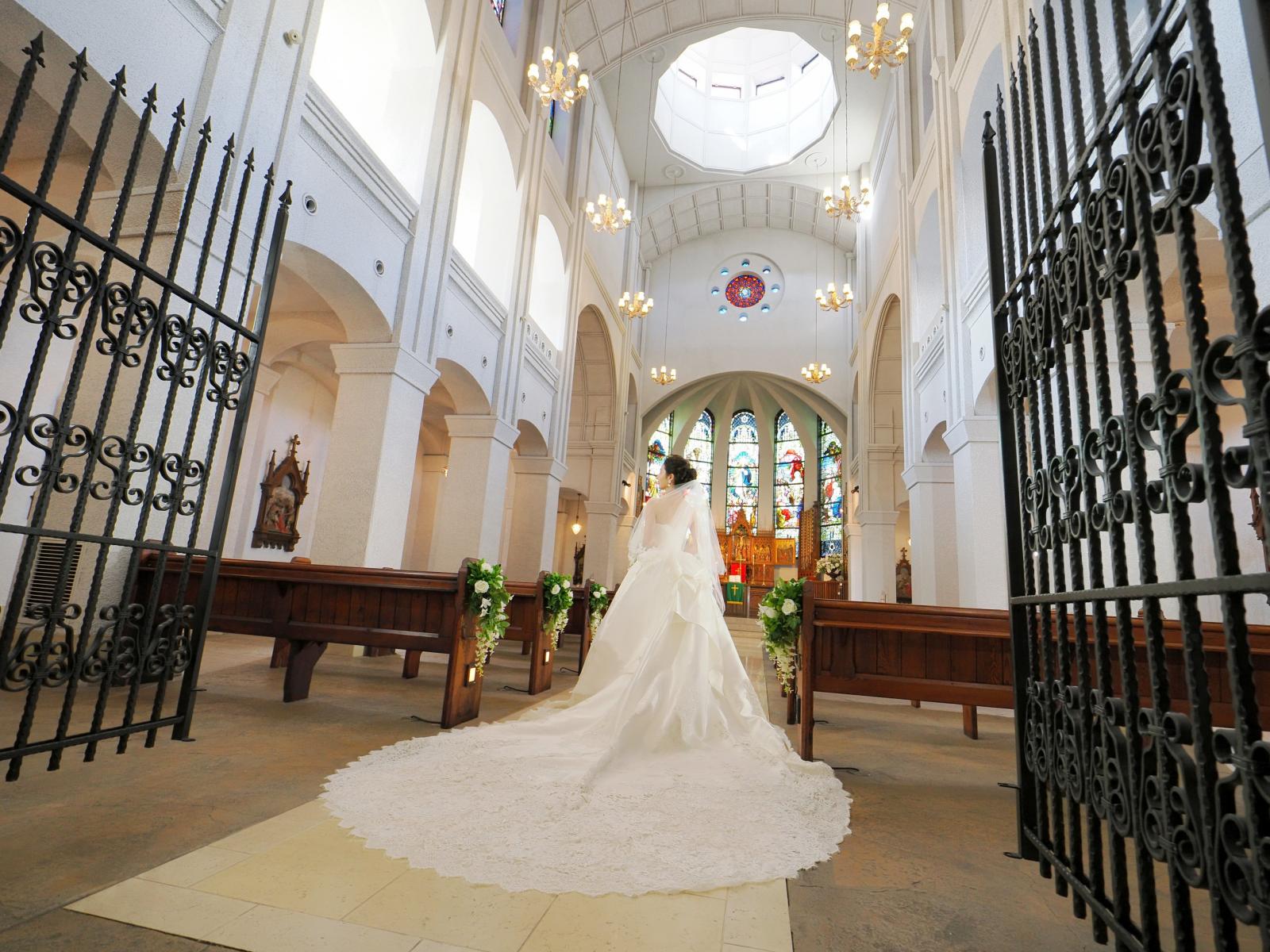 ステンドグラスか煌めきウエディングドレスのトレーンも映える大聖堂
