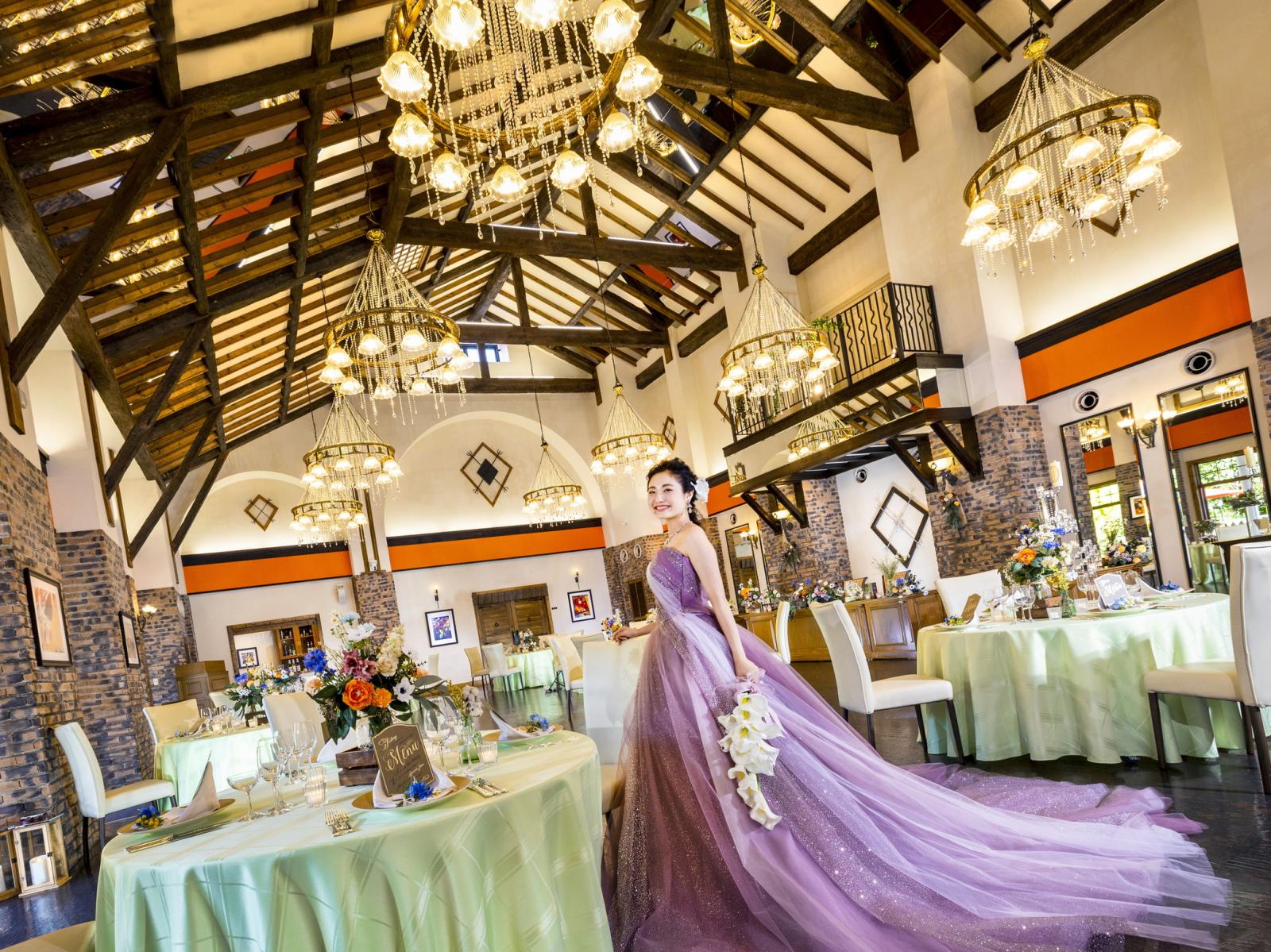 木組みの天井と煉瓦の質感が温もりを伝え、クラシカルな雰囲気が漂う会場です。