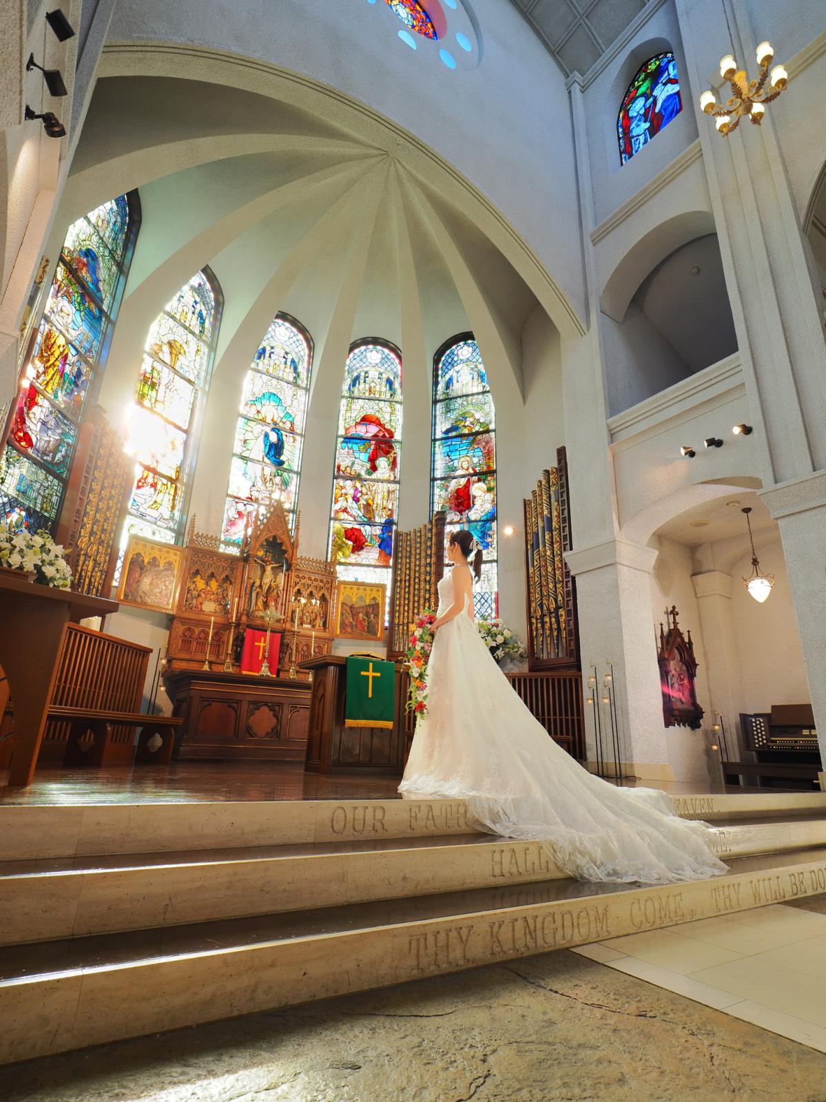 祭壇へつながる階段には主の祈りが刻まれる