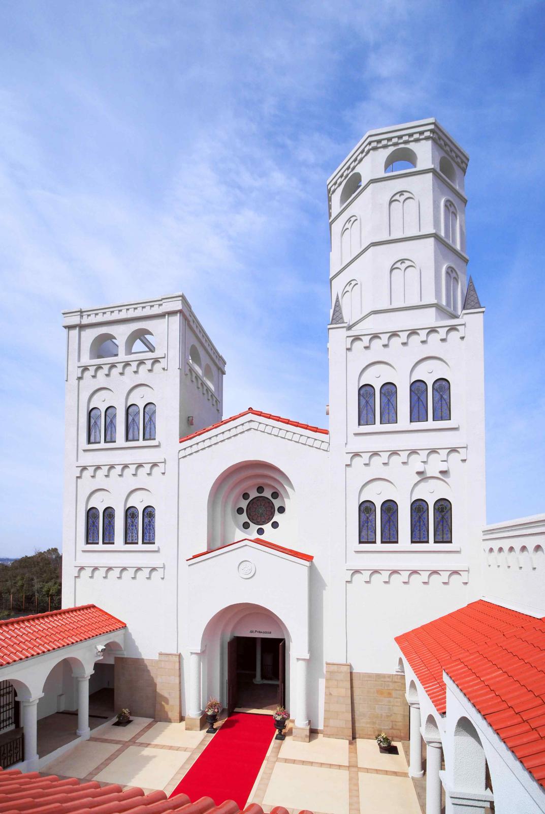 32ｍの高さを誇る鐘楼と象徴的なクーポラを持つ大聖堂。