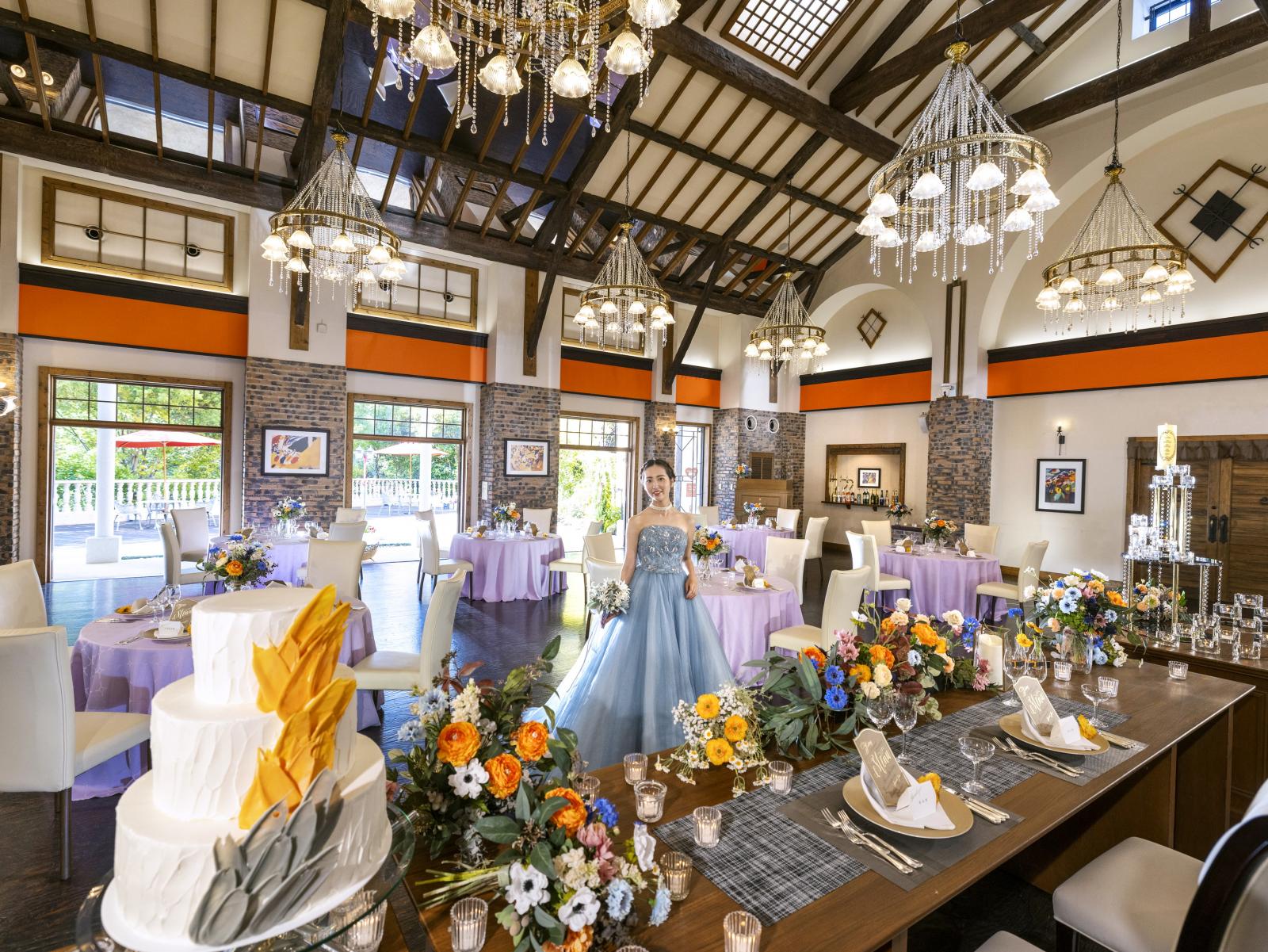 壁面や天井のミラーに映るガーデンの緑やシャンデリアの煌めきは洗練されたパーティのイメージにぴったり。