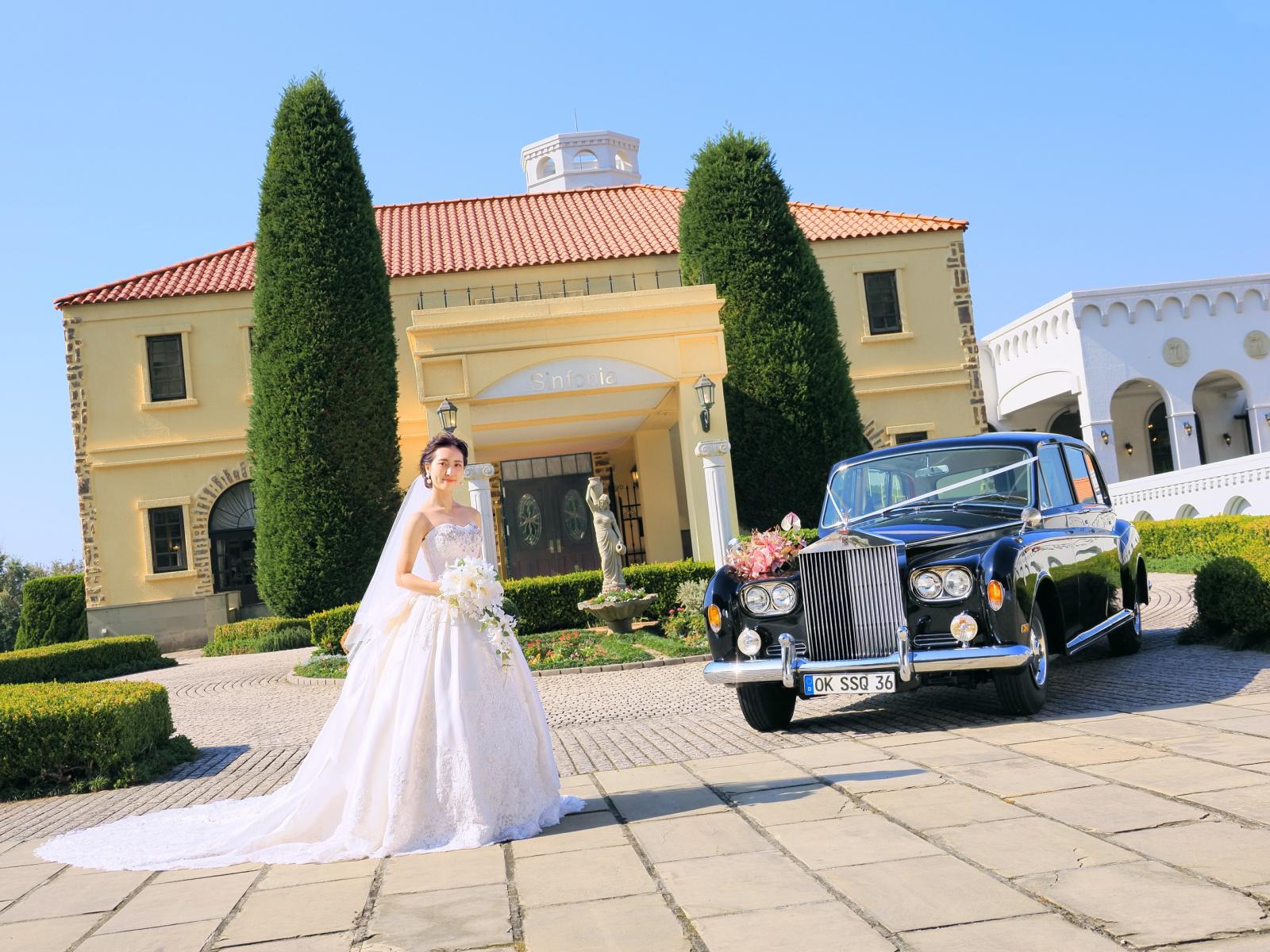季節の花々や緑に囲まれたロケーションは特別感いっぱい