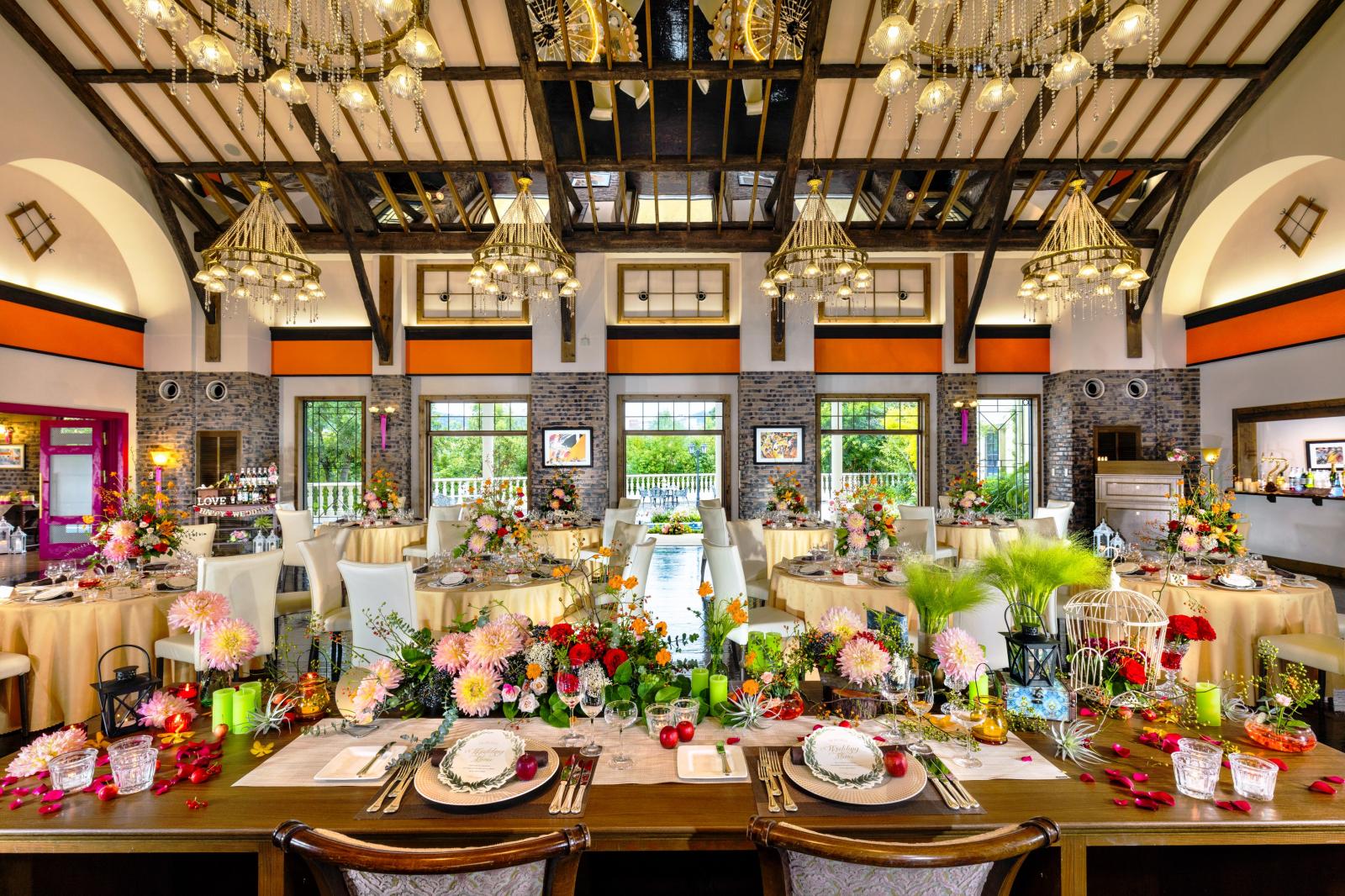 オレンジをキーカラーとした温もりを感じるパーティ会場