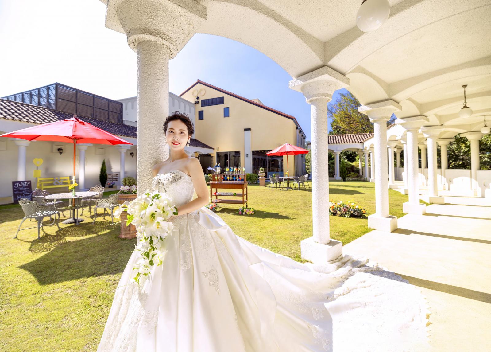 ガーデンでは自然の風を感じながらファーストバイトやデザートブッフェなどゲストと一緒に楽しめます。