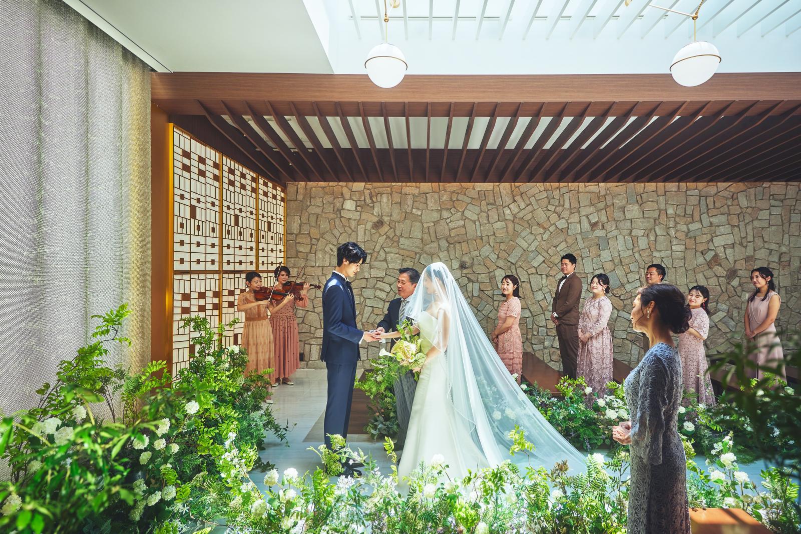 煌びやかなや水の流れと花嫁を美しく照らす自然光に包まれて無垢な心のまま永遠を誓う