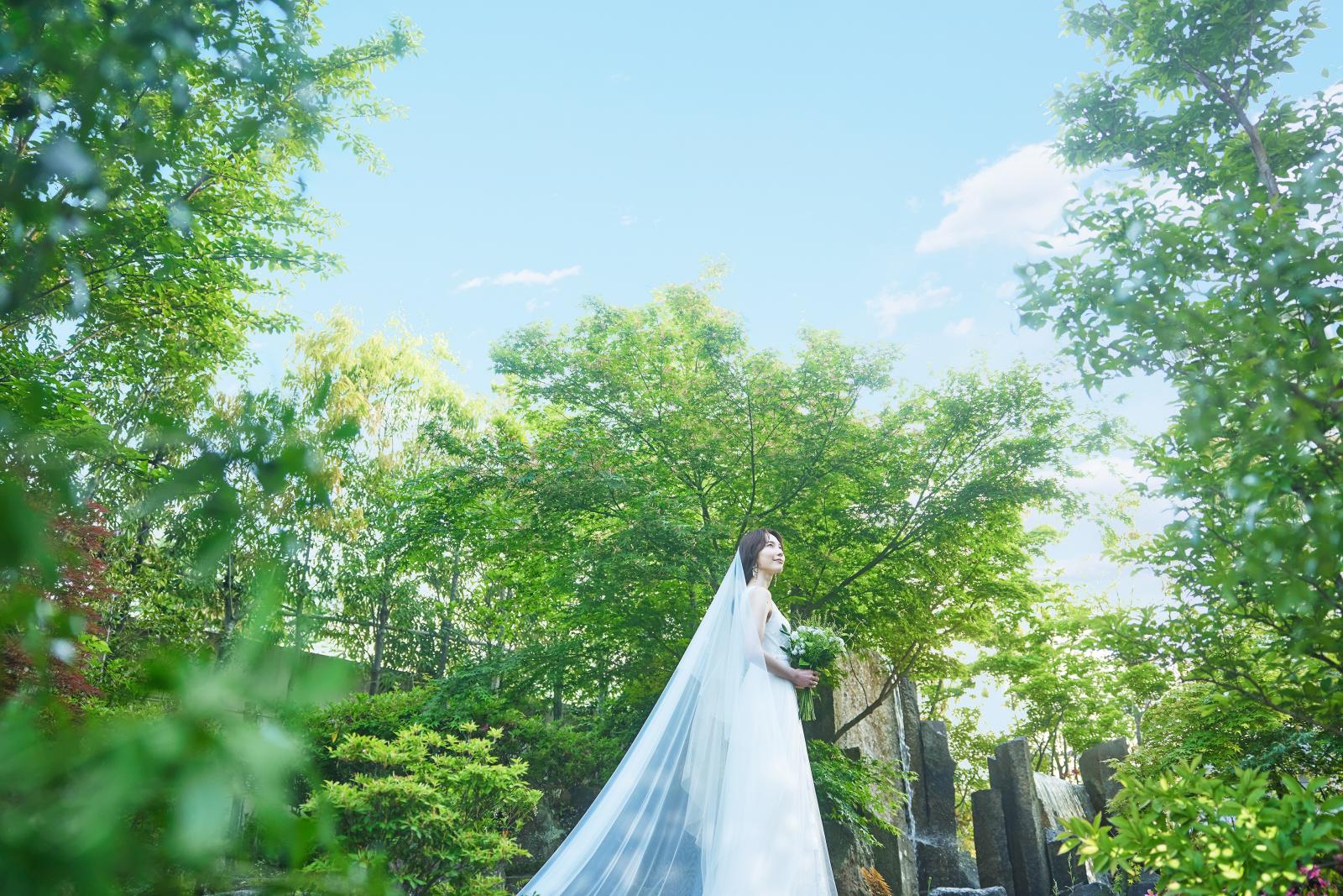 風情ある庭園を眺める花嫁姿が美しい