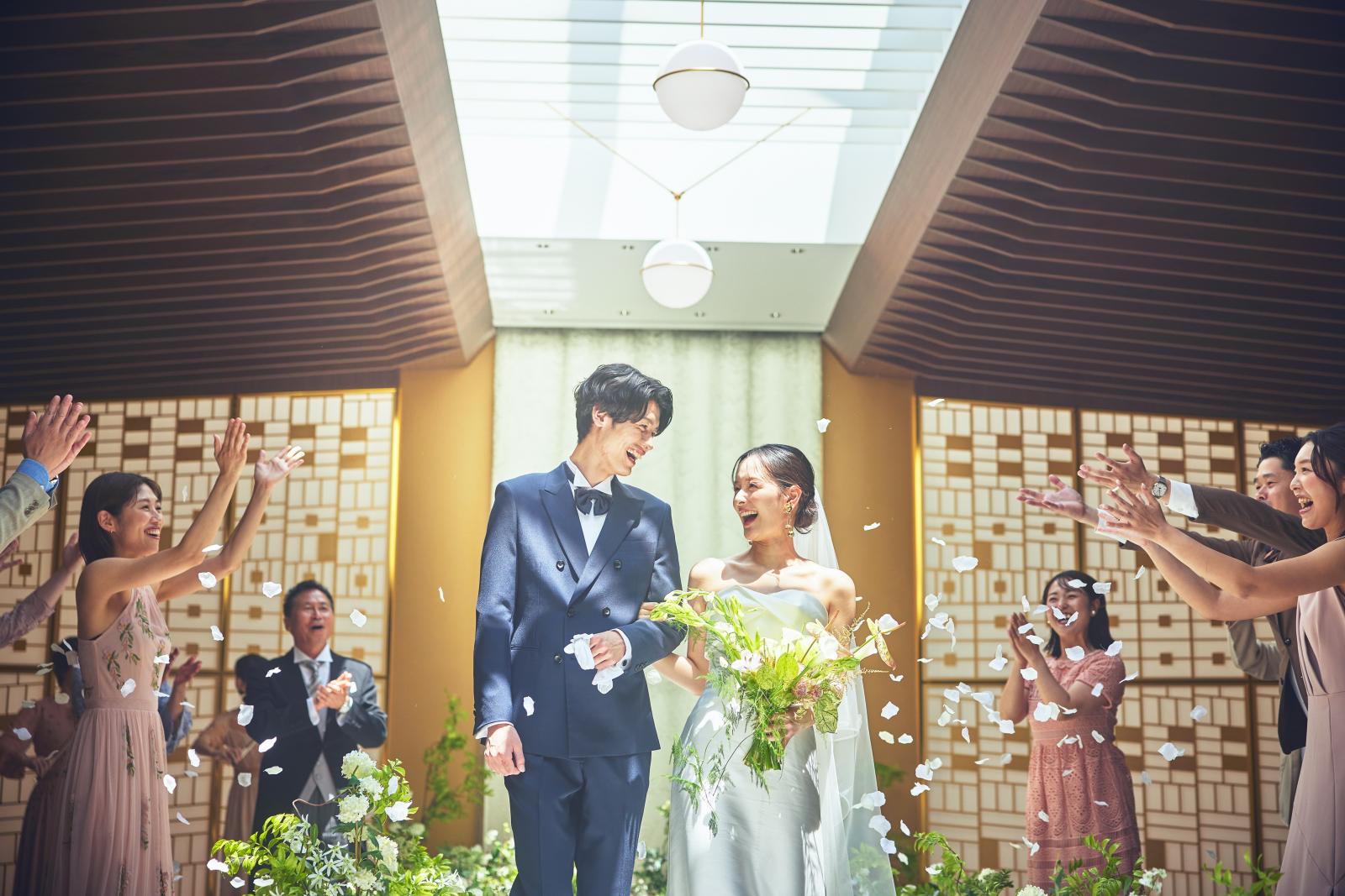 明るい陽光の中祝福を受けて笑顔が溢れる