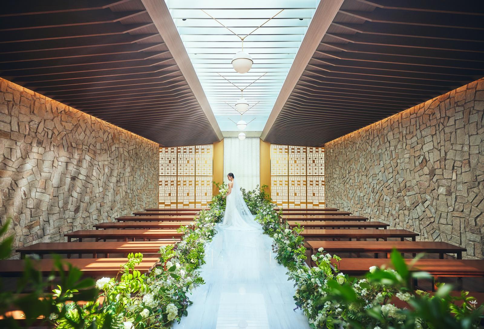 滝の水しぶきが光に照らされ、優しいきらめきが神秘的な空間を演出　水と光に包まれてゲストの前で交わす誓いは、おふたりの記憶に永遠に輝き続ける