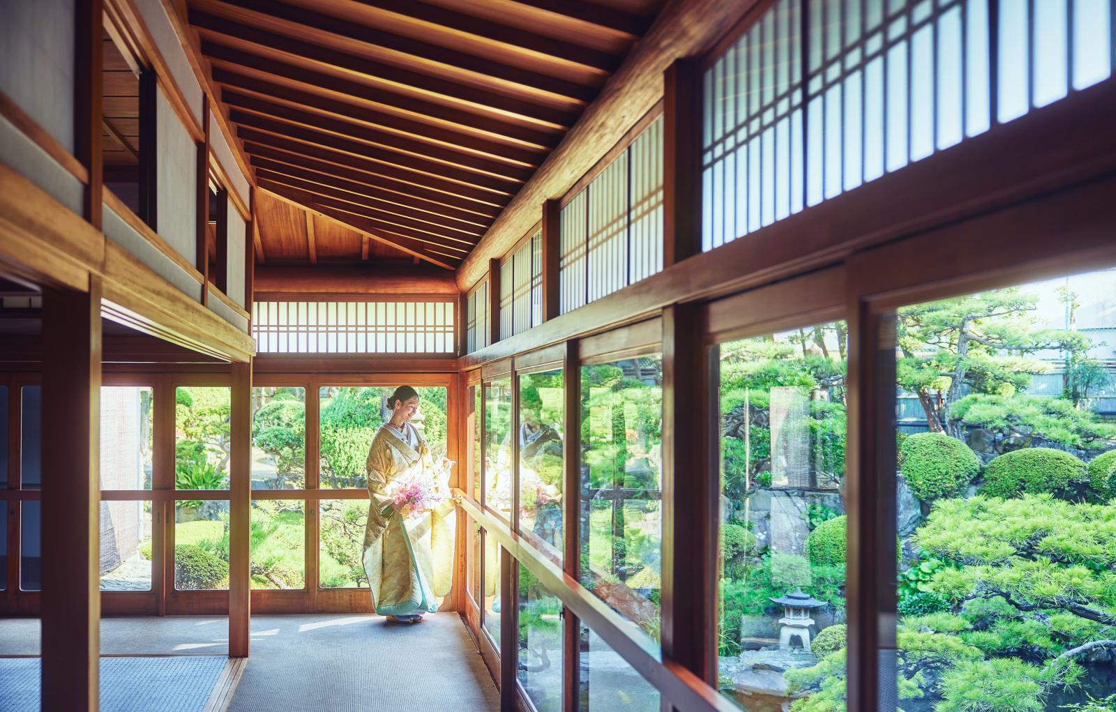 両家の控室、ゲストラウンジそれぞれから四季の美景を眺めながら、上質でゆったりとした雰囲気を満喫 個室も備えた美しいラウンジで飲み物を片手にゆったりと過ごせる