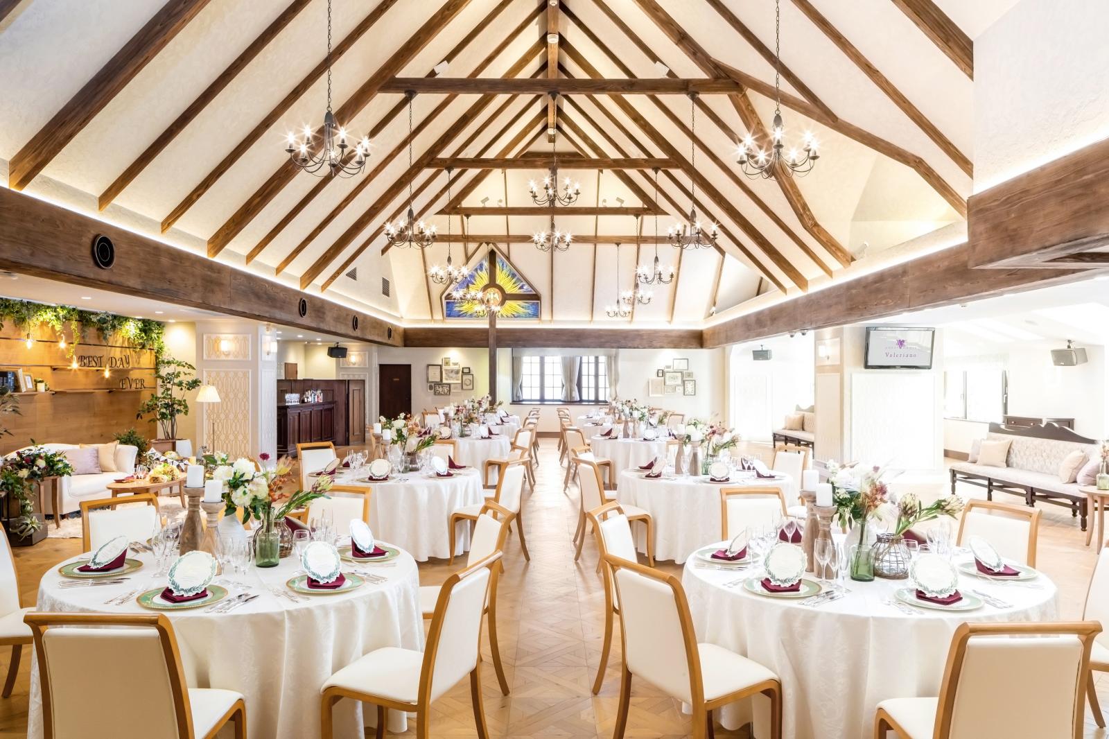 【130名着席】ふたりのこだわりを詰め込んだコーディネートでフロアを演出しよう