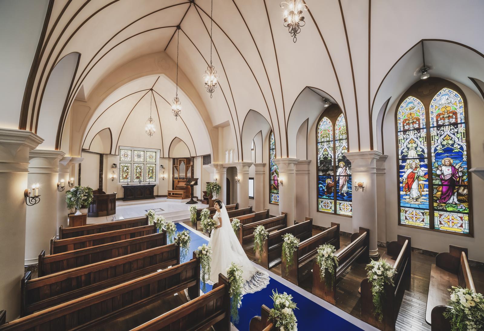 「永遠の夫婦」と言い伝えられているセシリアとヴァレリアーノ。厳粛な教会で誓いを立てる