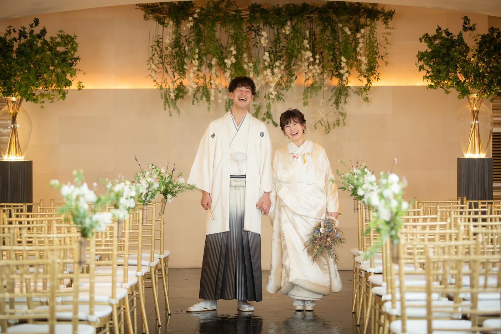 和装での挙式もさまざま提案いたします。柔らかいイメージでの白無垢姿もトレンドコーディネイト