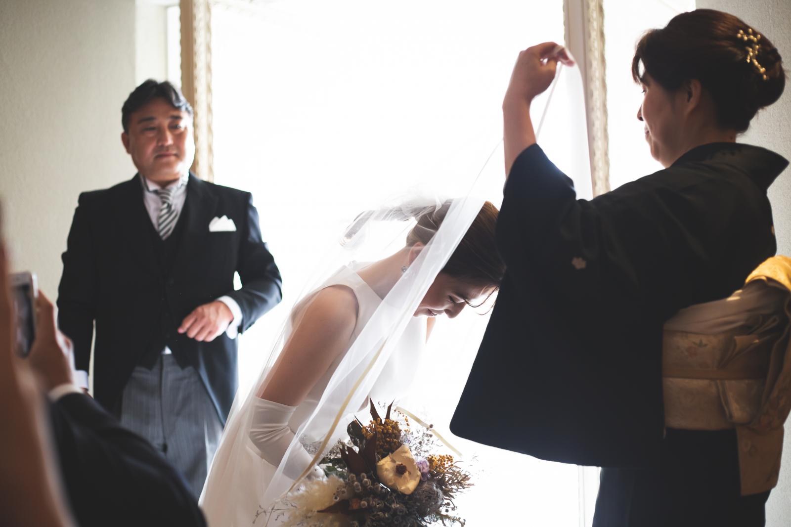 最後の身支度のお手伝いをお母さまに。キレイだよ、いってらっしゃい、とお父様とバージンロードを歩く