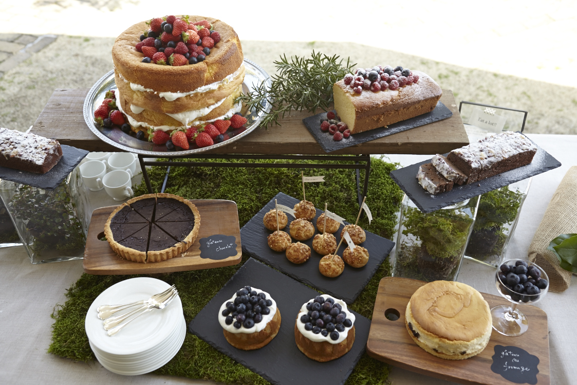 デザートバイキングも大好評！会場の中やガーデンでのデザートタイムも至福のひと時に