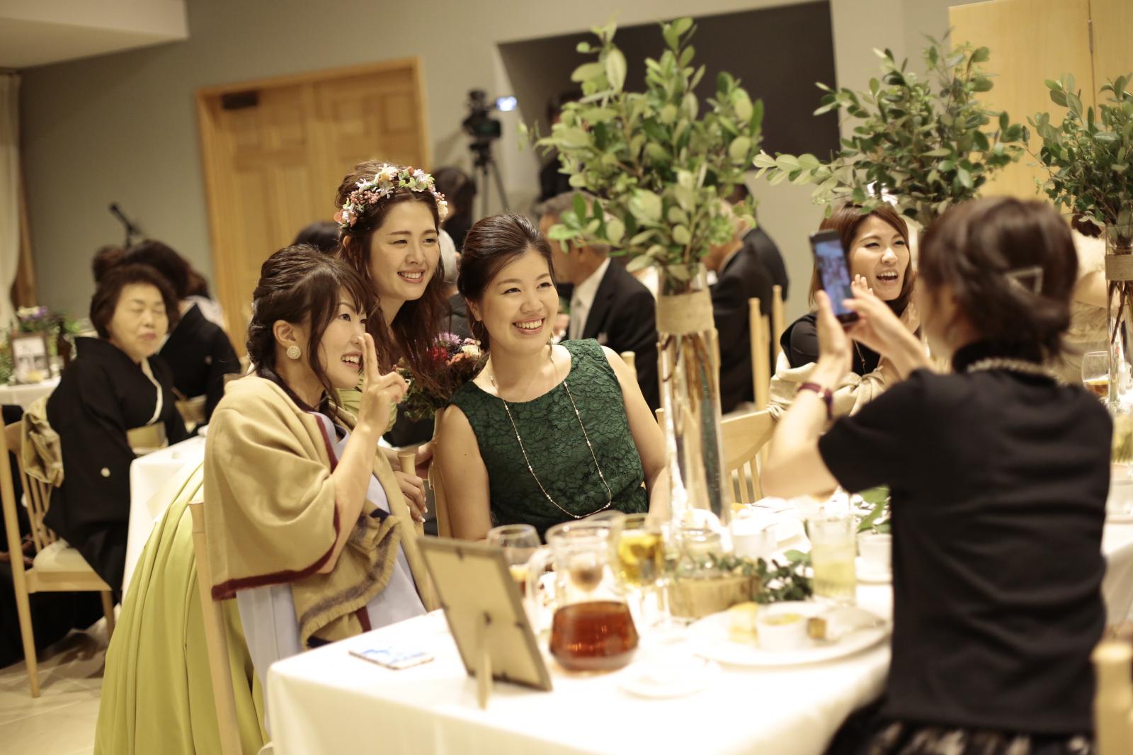 お2人がゲストの近くで過ごせる結婚式。1人ひとりのゲストとの会話や写真が撮れるお時間はとっても素敵☆