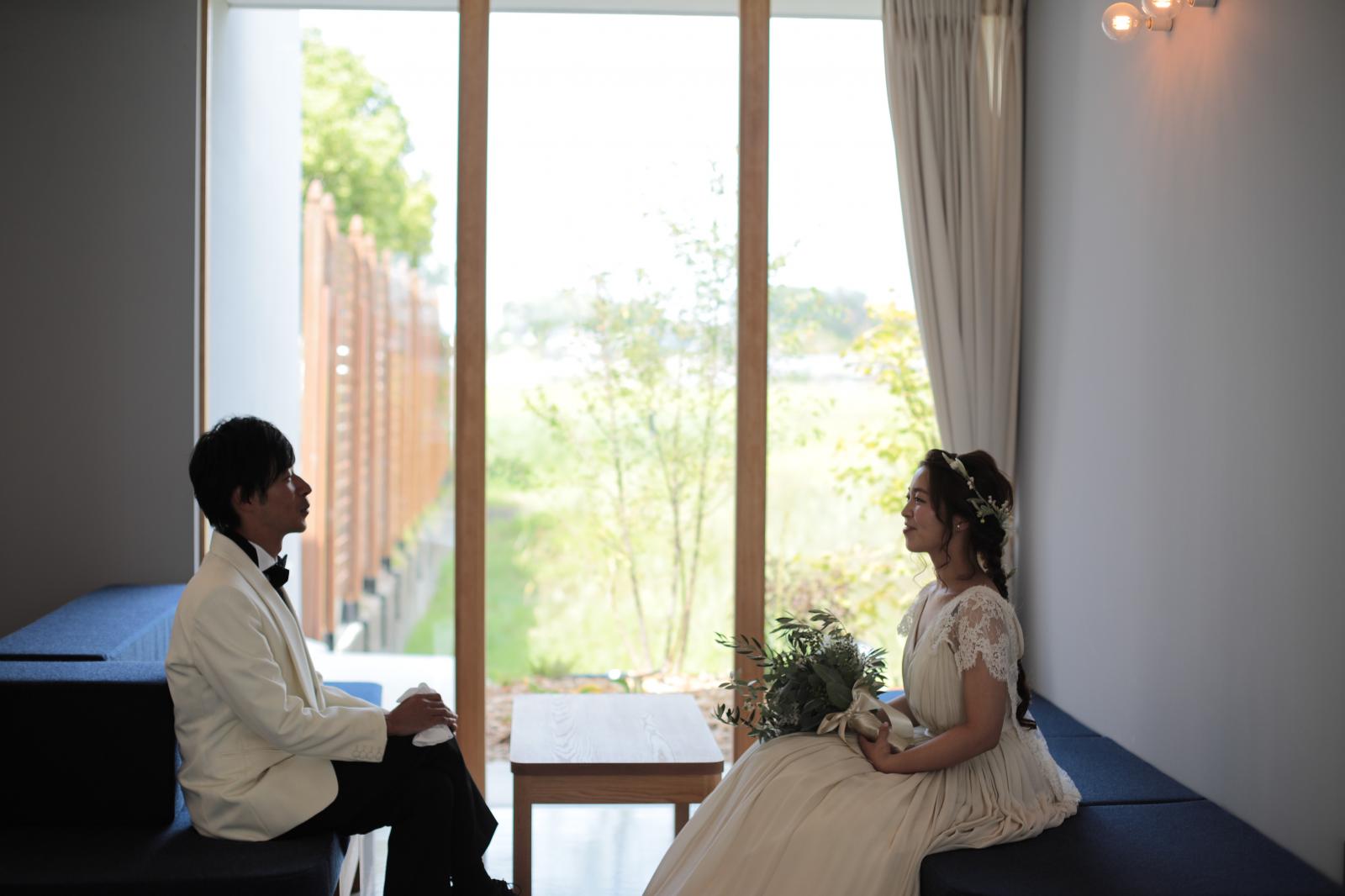 これから始まる披露宴にソワソワとワクワクと<br />
2人だけの空間で思いをめぐらせて