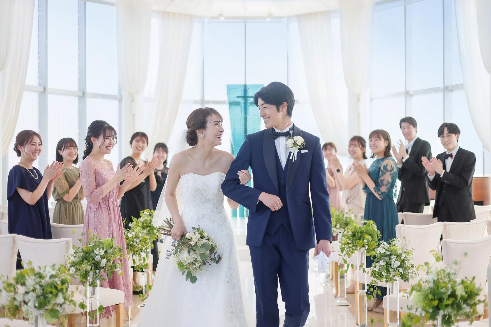 ゲストの温かな祝福と笑顔を近くに感じながら心温まる感動のウエディングセレモニーを