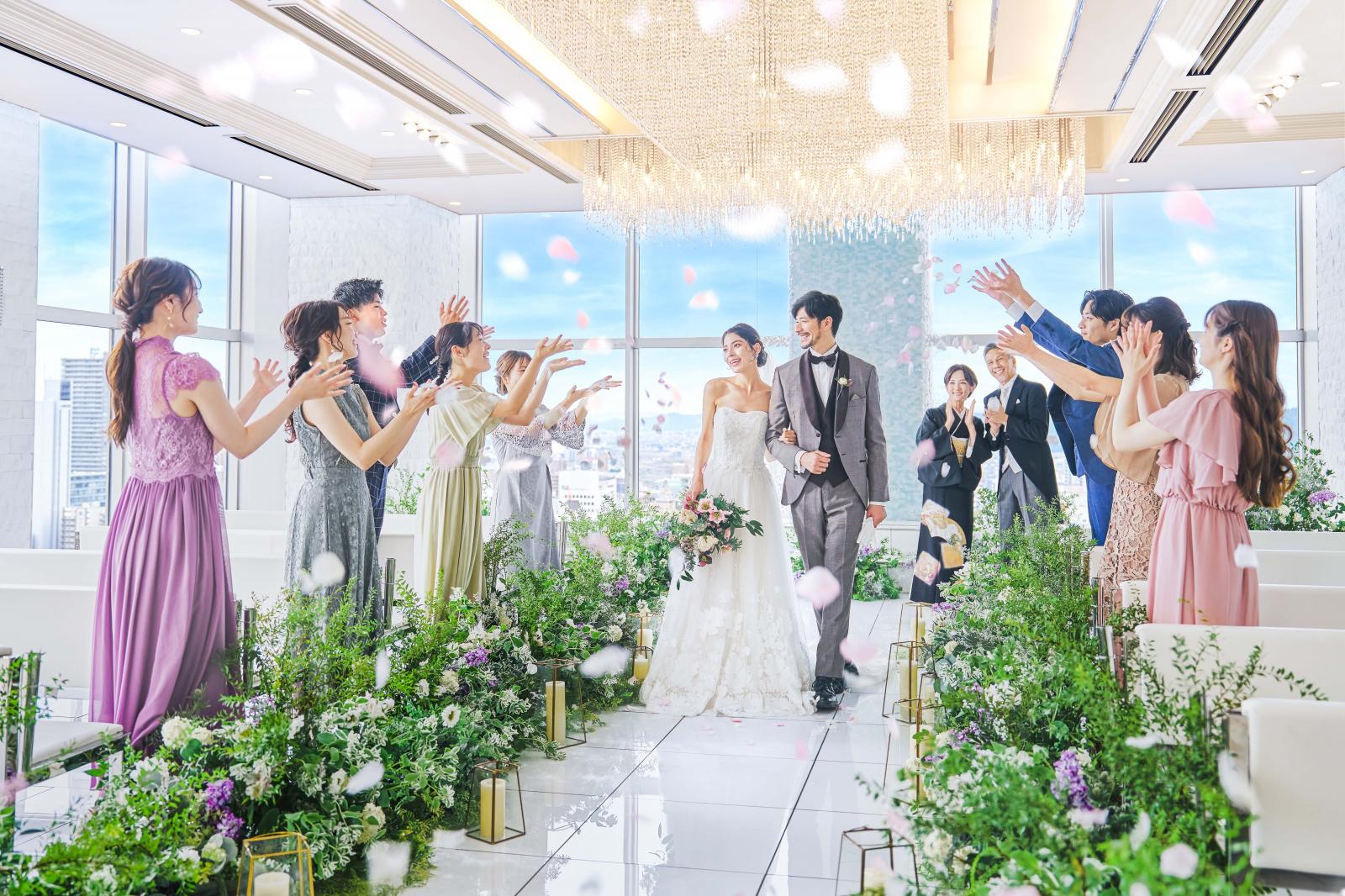たくさんの陽の中ゲストの祝福をあびて