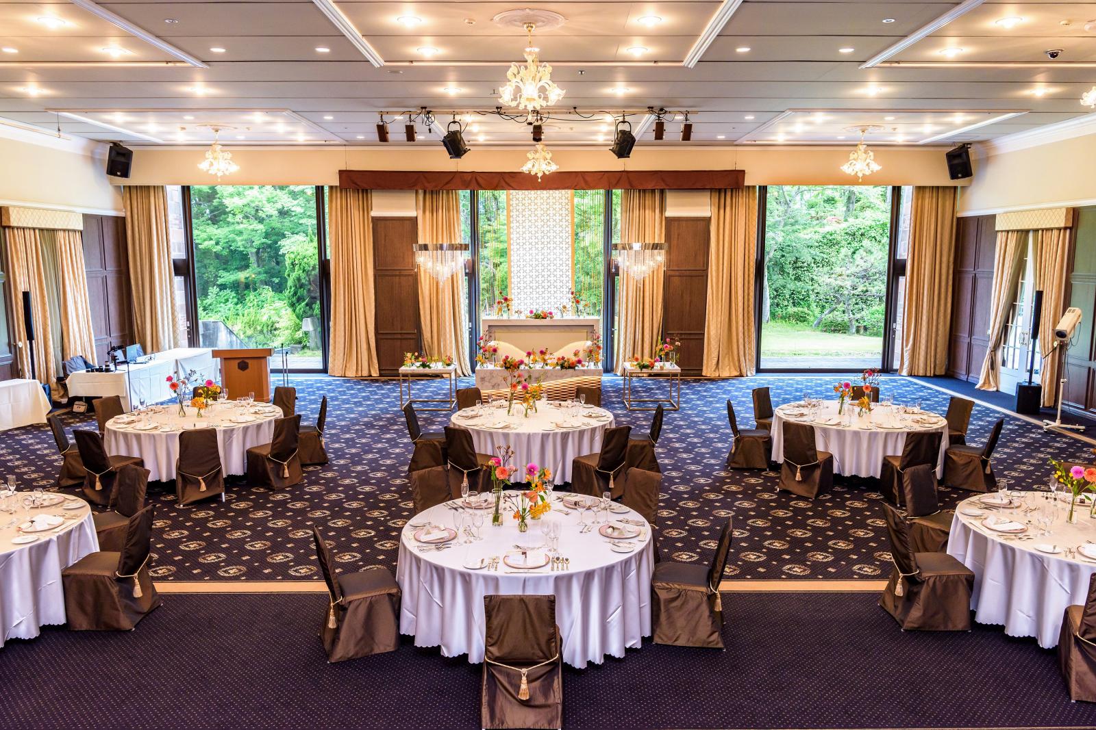 メインバンケット「丹頂の間」<br />
大きな窓があり、開放的な空間。50名様～200名様まで対応可能