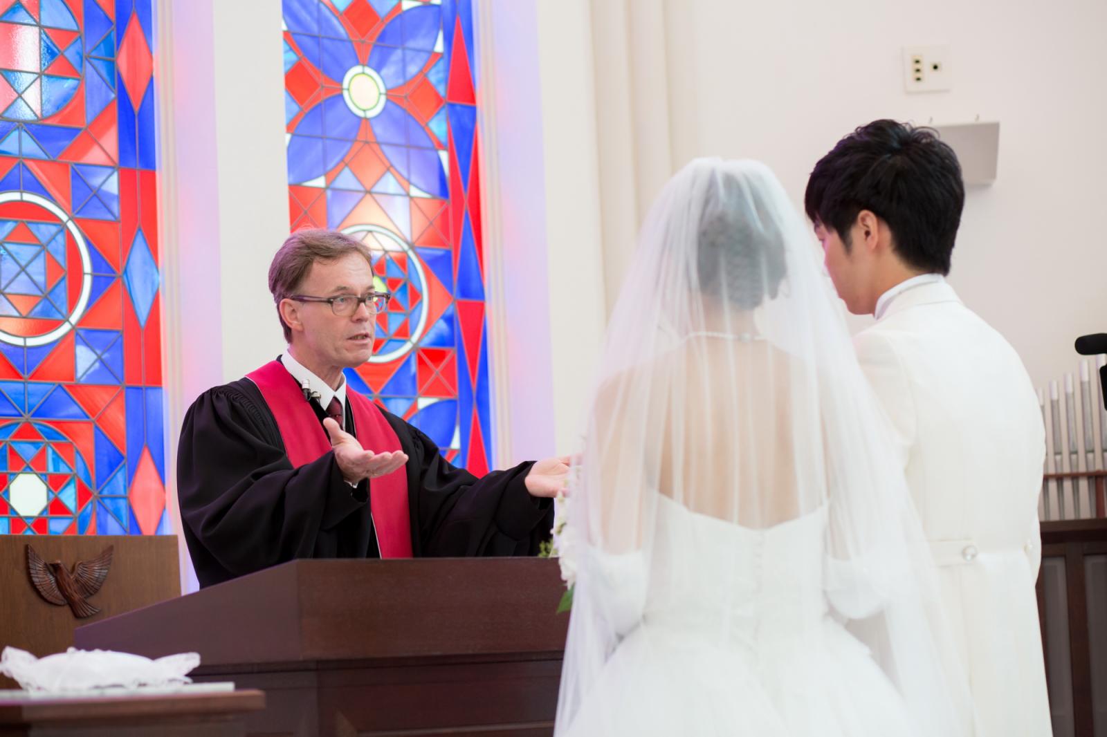 緑豊かな丘の上にそびえ立つ独立型のチャペル