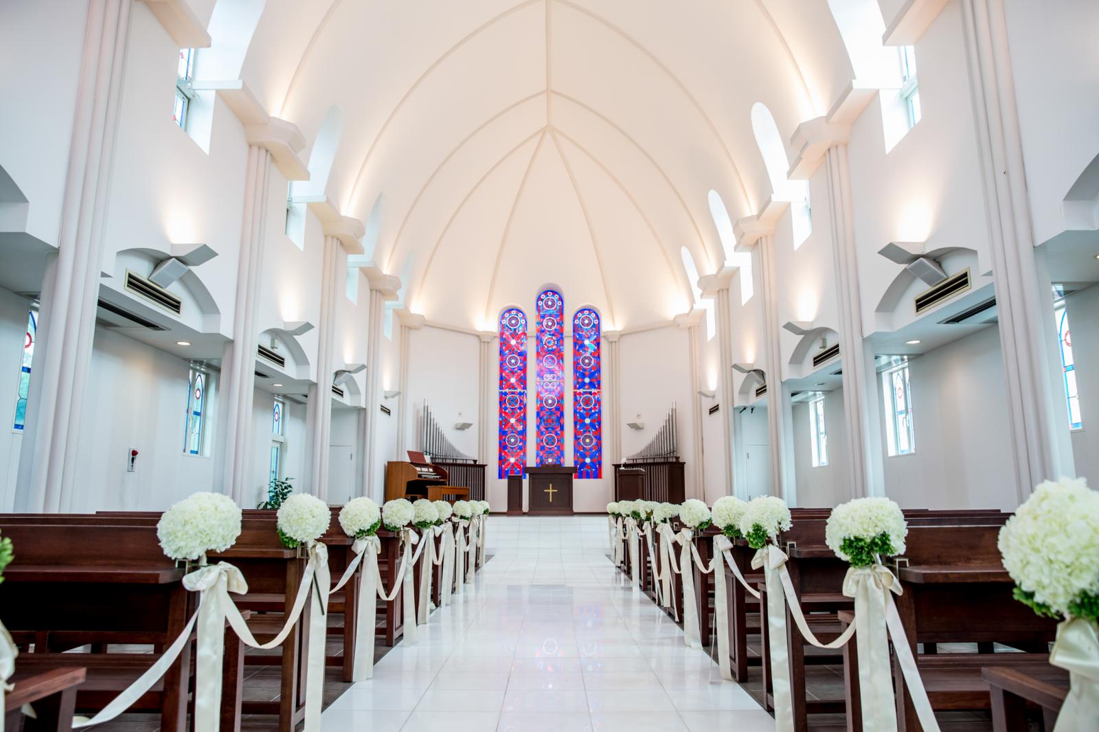 ステンドグラスから降り注ぐ祝福の陽光　荘厳な雰囲気に包まれたチャペル