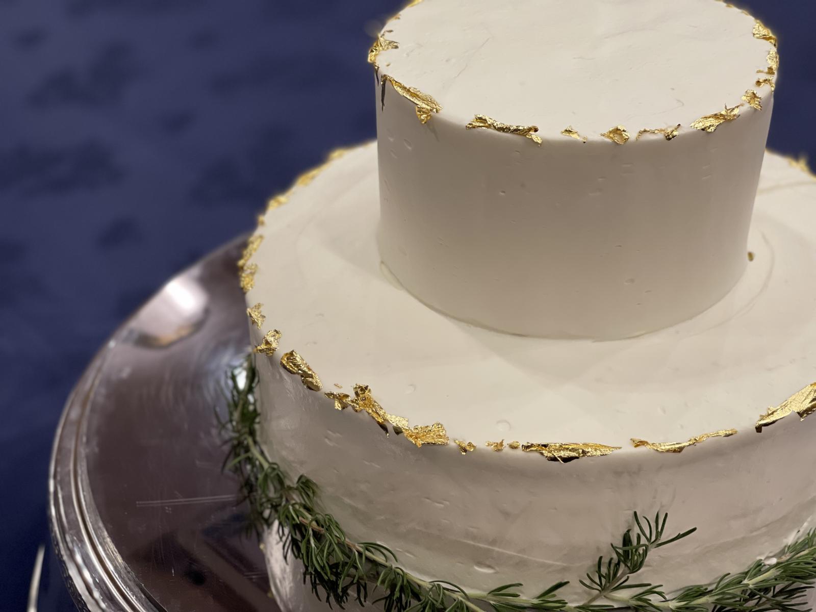 金箔をあしらったウエディングケーキ