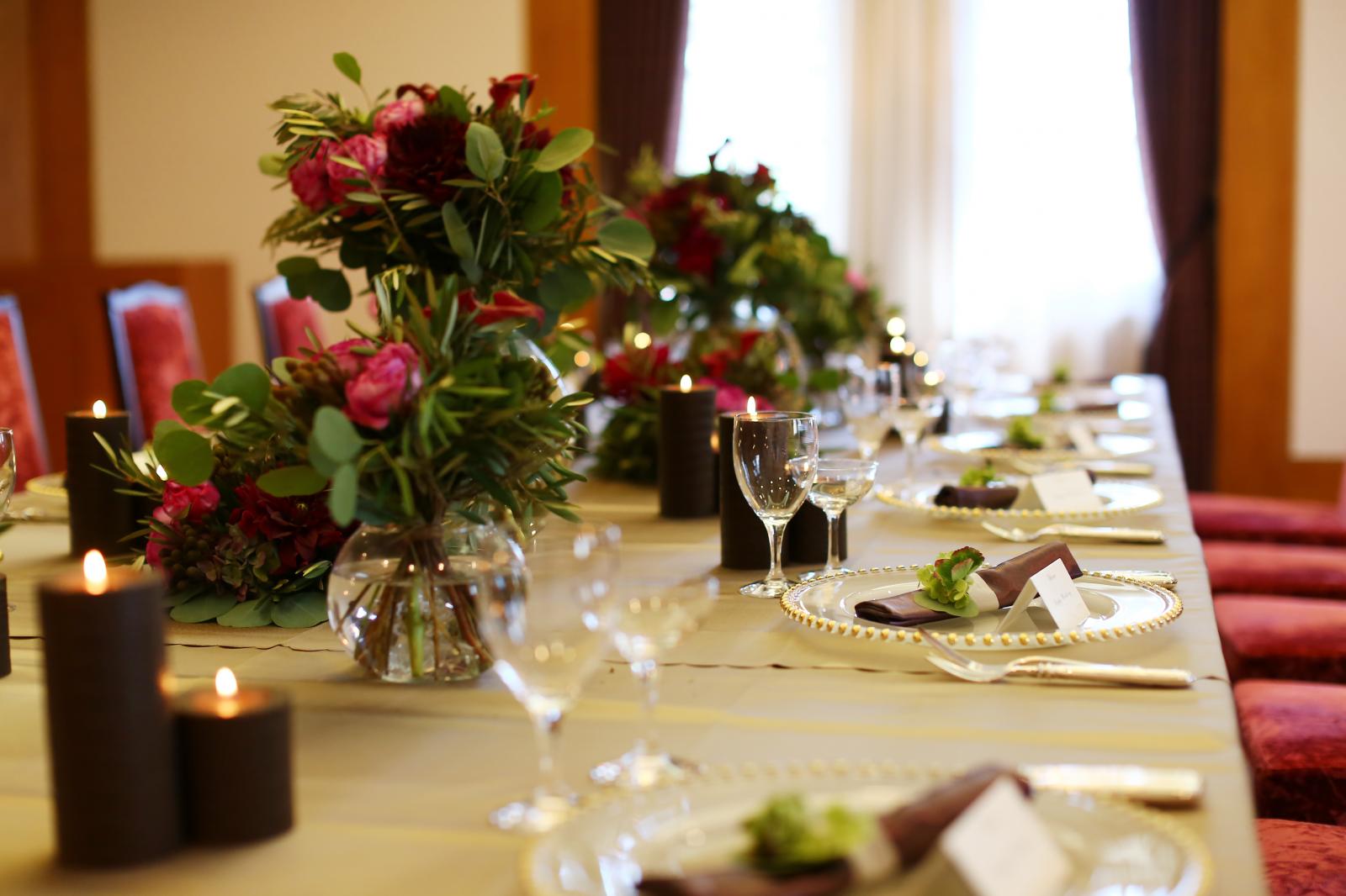 中央のシャンデリアが優雅な雰囲気を醸し出す「ファンクションルーム」<br />
ボルドーレッドが美しい椅子などこだわり抜いた調度品で、大切なゲストにかけがえのない贅沢なひとときをお楽しみいただけます