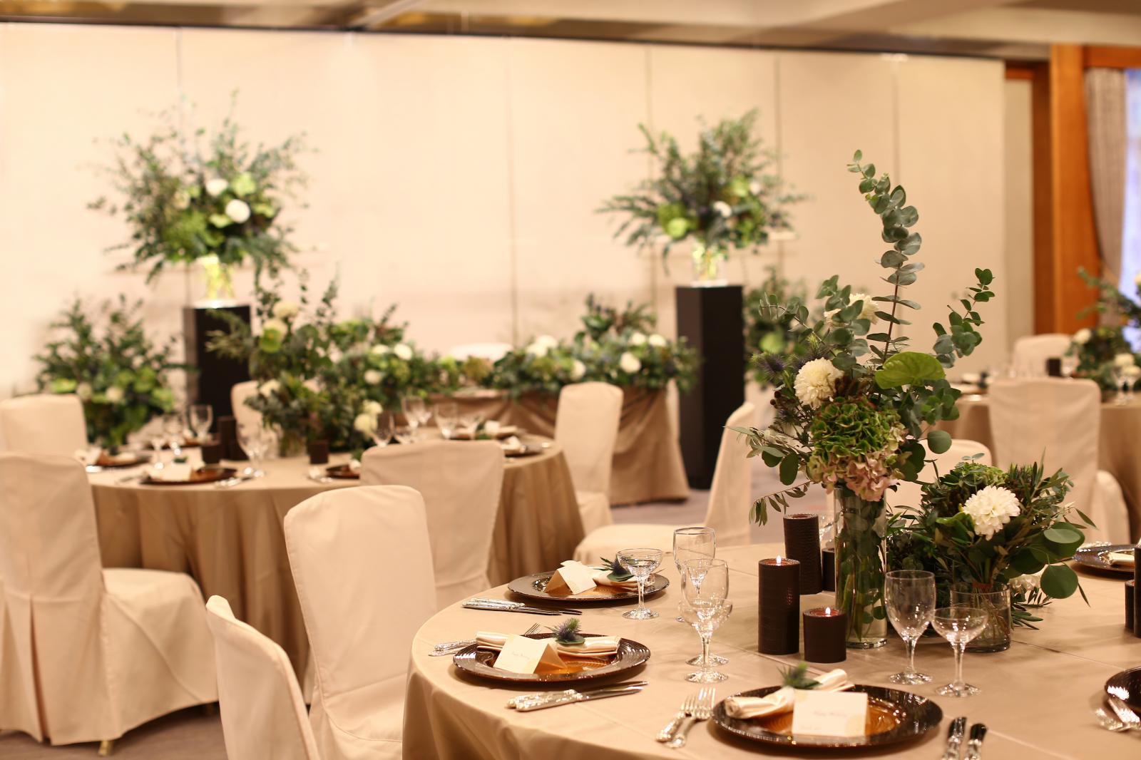 50年に渡りこの場所を照らし続けた、中央の琥珀色のシャンデリアが伝統的な歴史を感じさせる「桜花の間」<br />
ホテルならではのクラシカルなパーティが叶います