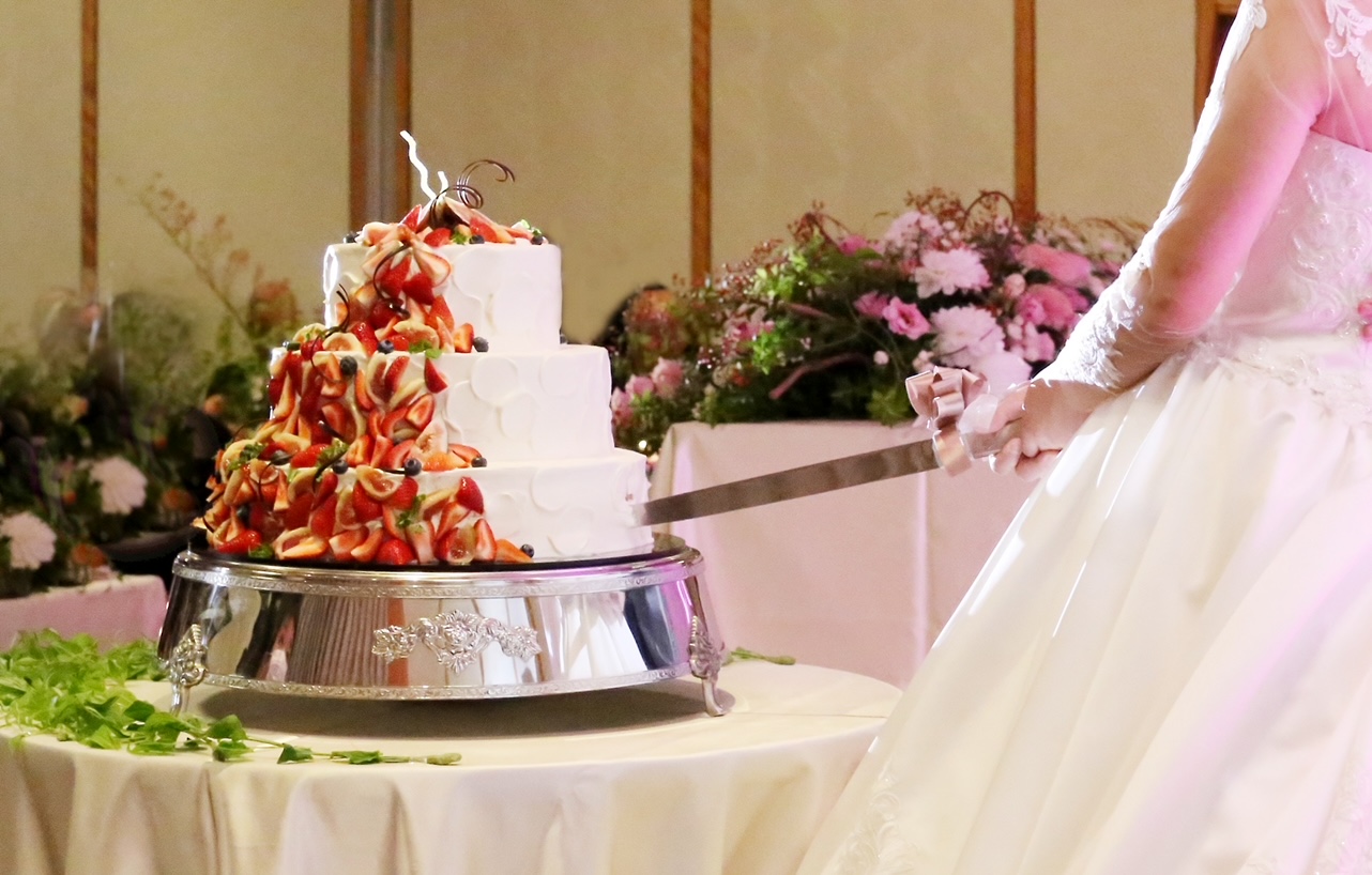 お二人の思い出やイメージをお伺いしながら、旬のフルーツをはじめ最高の食材を使いオリジナルウエディングケーキをご用意