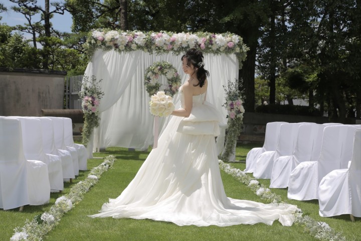 幸せや愛情が永遠に続いて欲しいと願いを込めた永遠の象徴「幸せのリース」<br />
彩りあるお花のガゼボと自然に見守られ、祝福に満ちた挙式はいつまでも記憶に残る一日に
