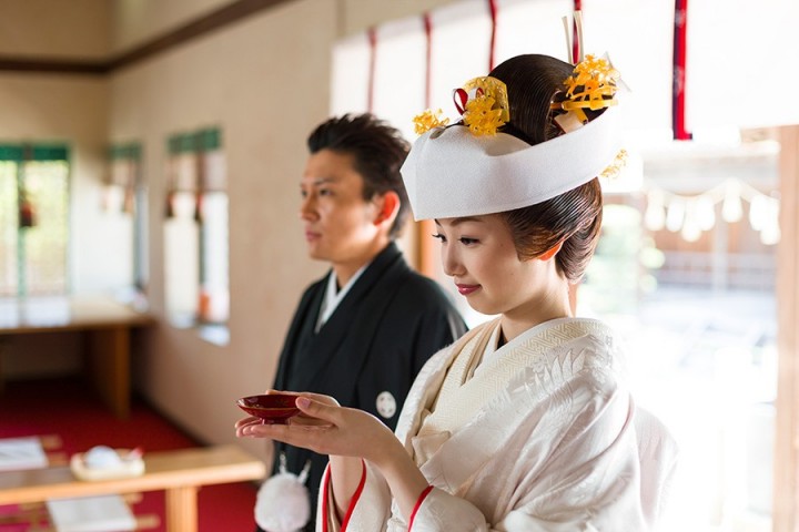 倉敷美観地区を見下ろす鶴形山の山頂に鎮座する「阿知神社」<br />
雅やかな雅楽の音色と厳粛な雰囲気の中につつまれ、趣ある和の婚儀は厳かに執り行われます