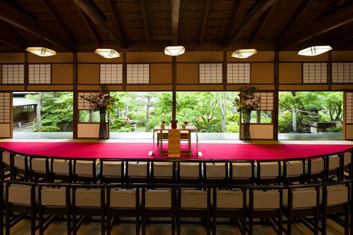 明治26年、倉敷紡績の初代社長大原孝四郎氏の別荘として建設された「新渓園」<br />
美しい庭園は季節ごとの表情にあふれ、春には新緑に囲まれ、秋には鮮やかな紅葉に包まれます