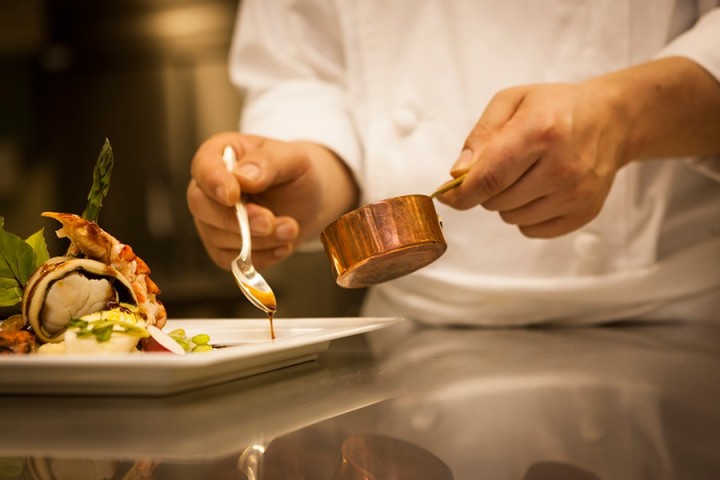 おもてなしの心と熟練した技術を持つ料理人が、おふたりの想いを届ける料理をご用意
