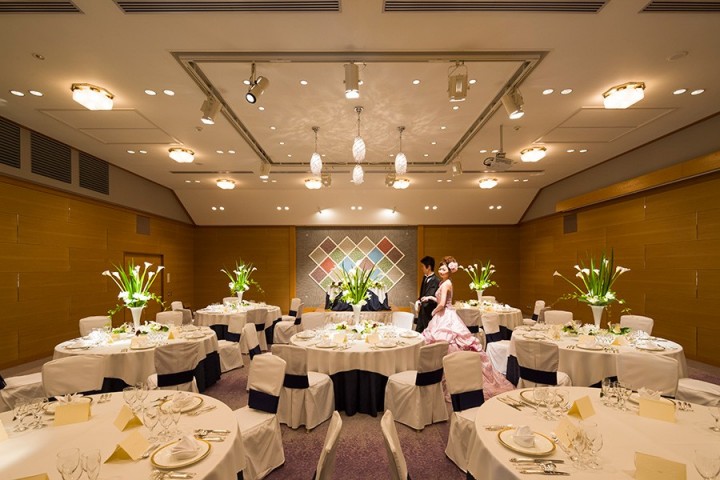 ガーデンに隣接し自然光溢れる会場「藤の間」<br />
デザートビュッフェや人力車入場などガーデンを使った演出や夕刻からのパーティではキャンドルを使った幻想的な演出も