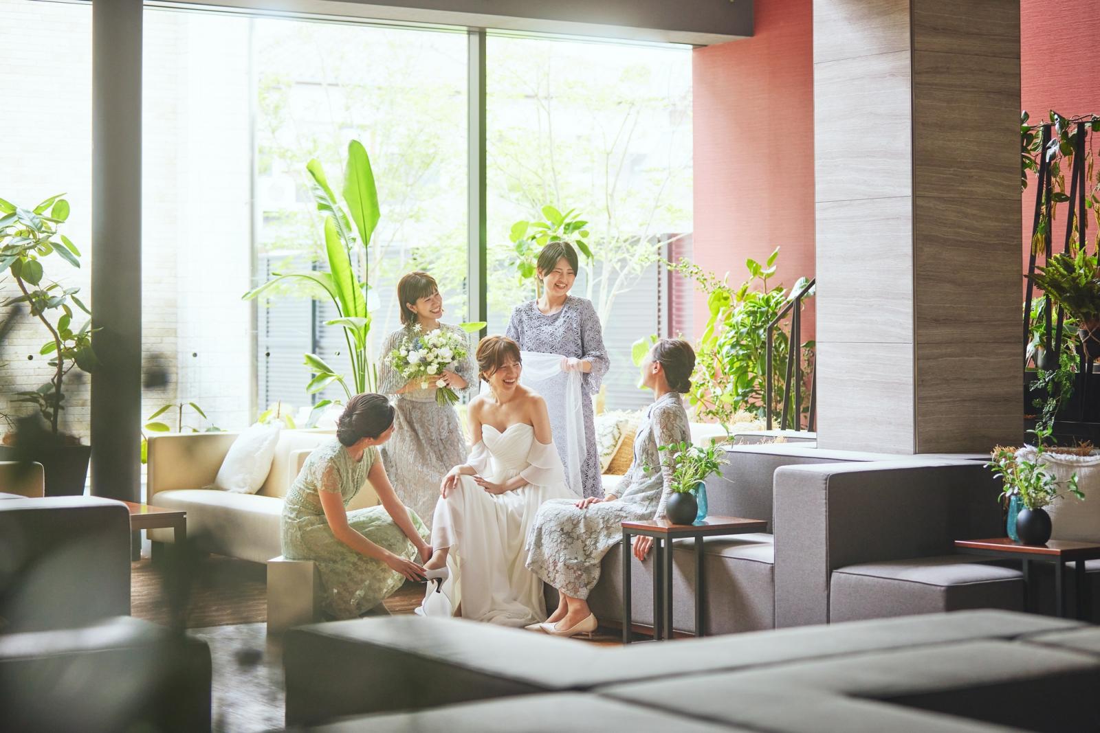 パーティーまでの時間をゆったりと過ごすことができるラウンジ