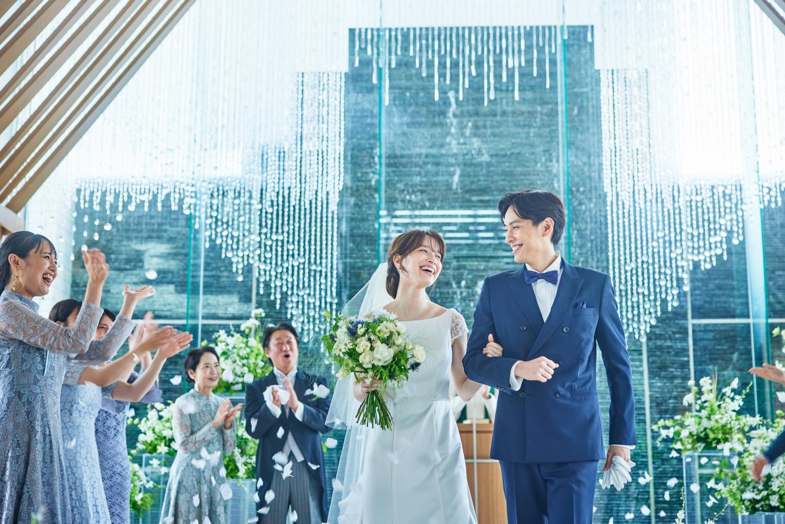 大切なゲストからの祝福を受けて幸せが溢れる瞬間