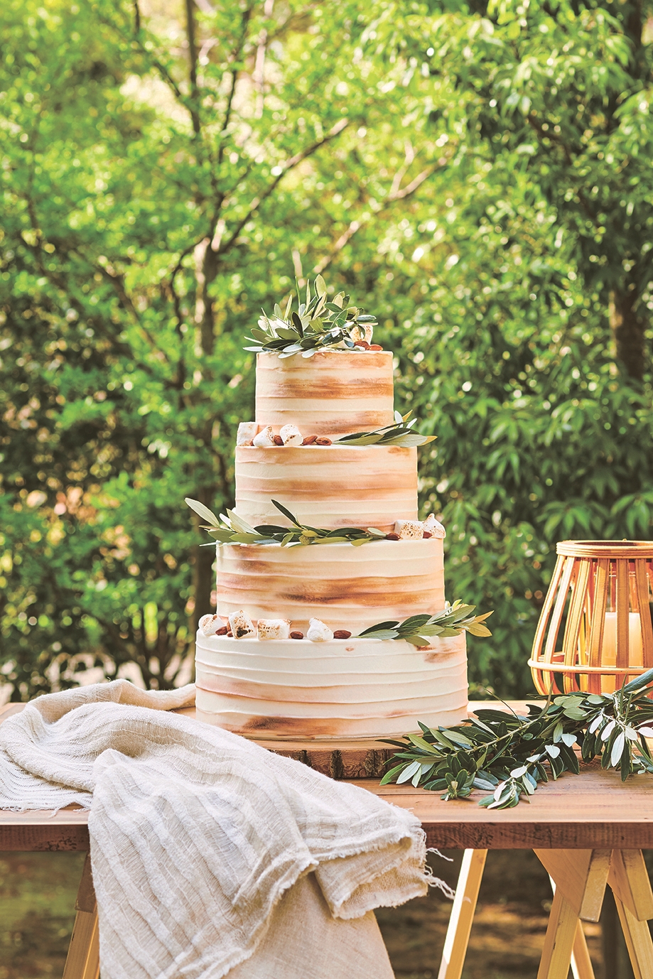 特別の日にふさわしい鮮やかなウエディングケーキ