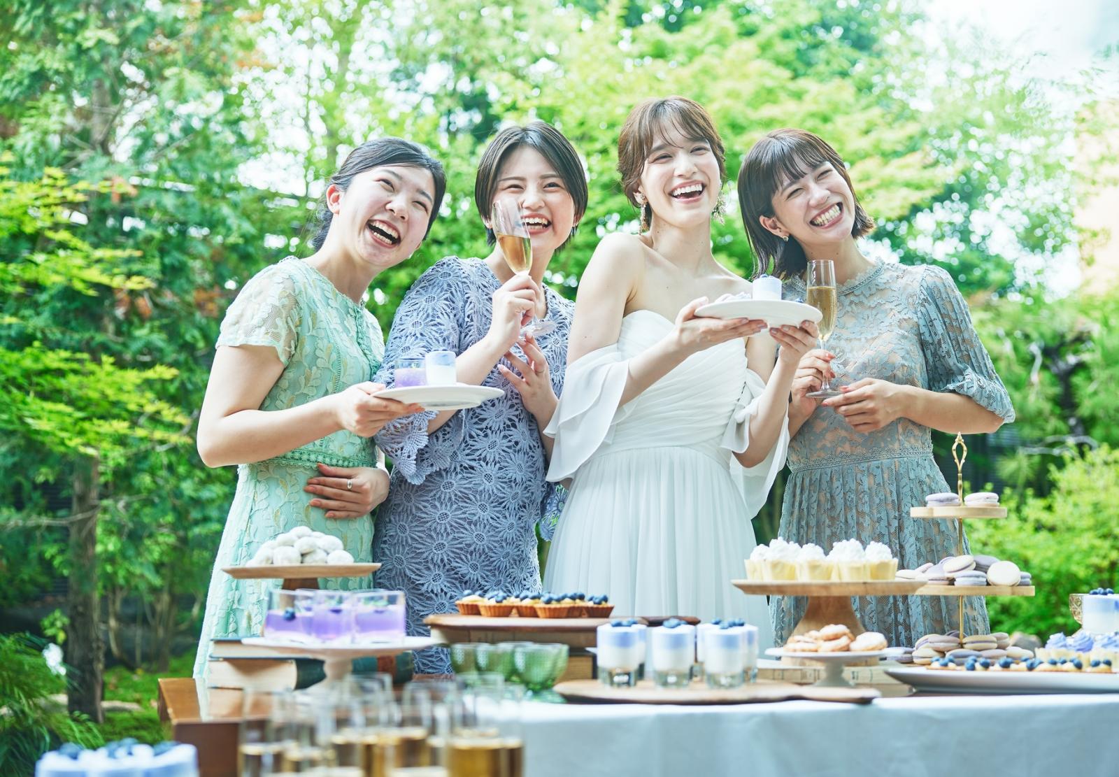 バンケット併設のガーデンでデザートビュッフェ 青空の下自然と笑顔があふれる