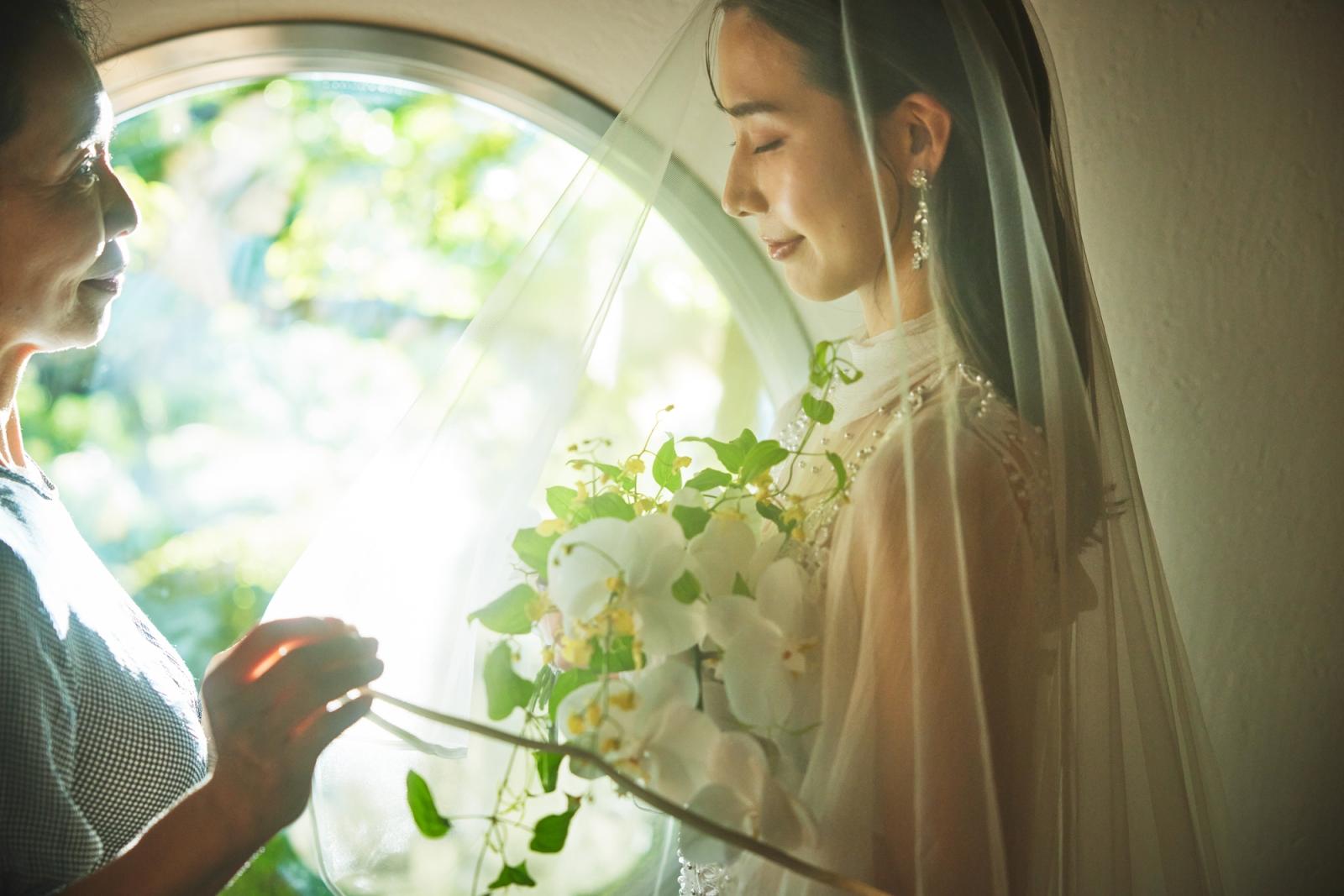 "娘から花嫁へ、最後の身支度			"