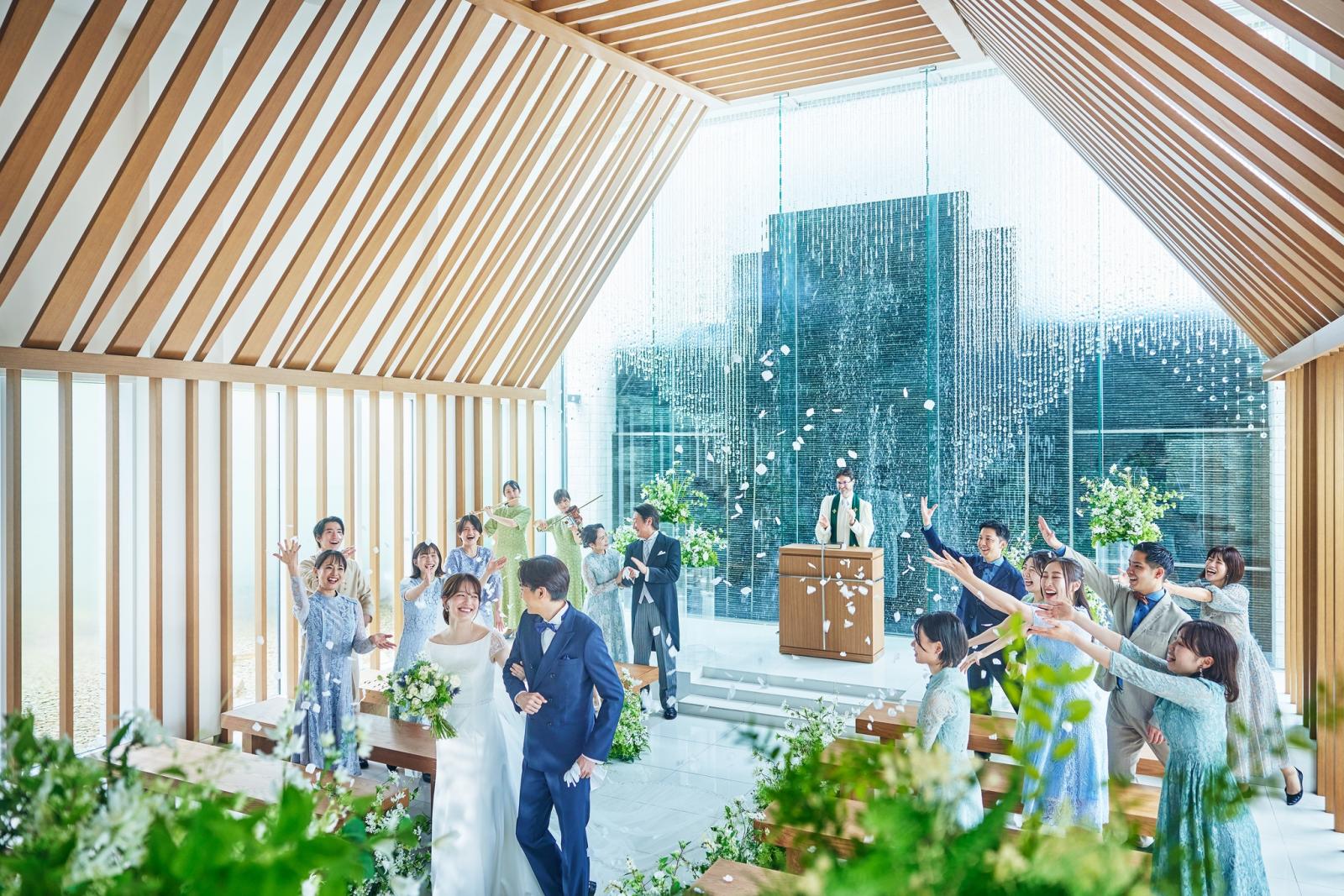 やさしく陽光が注ぎ、ふたりもゲストもリラックスした心温まる挙式会場