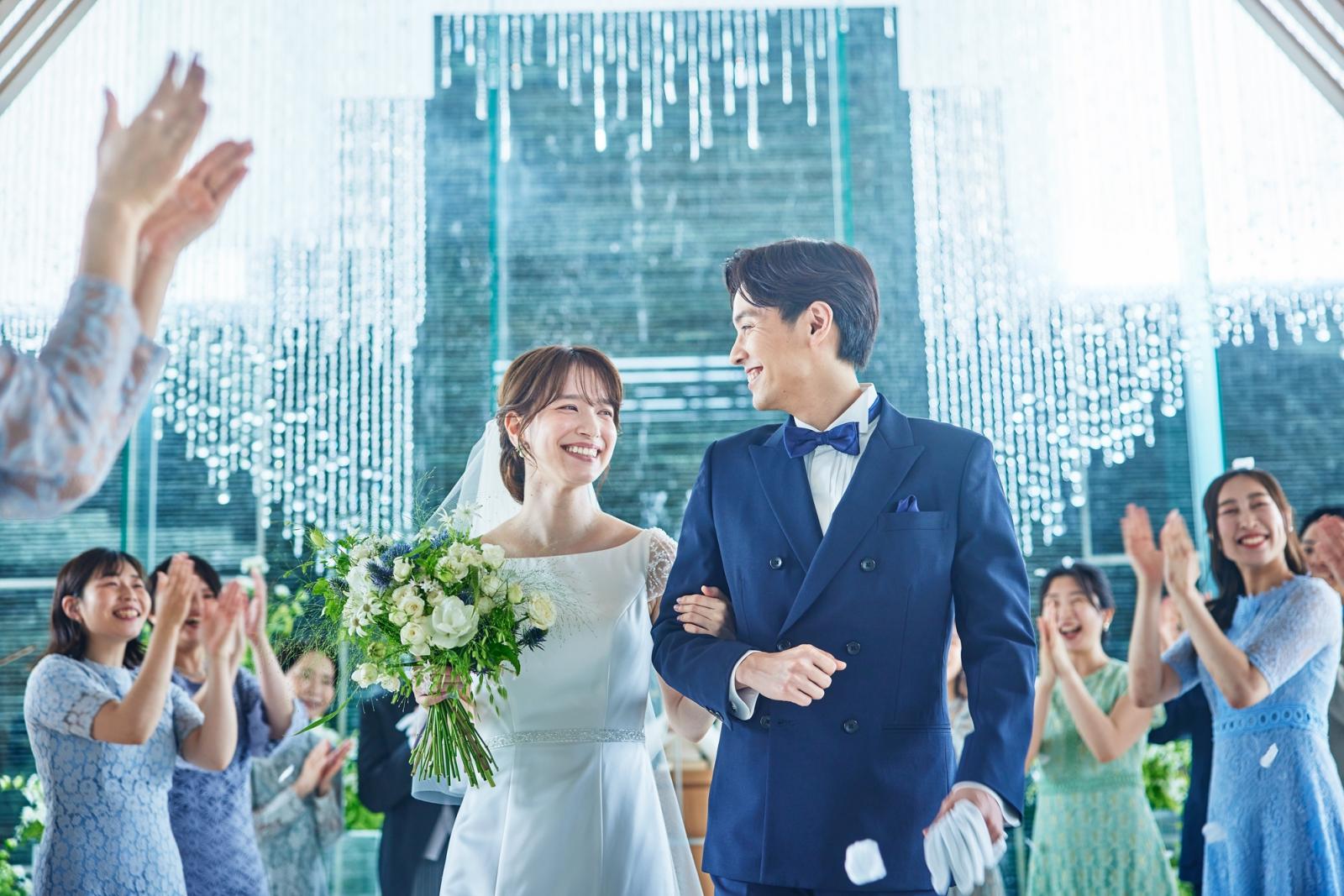 大切なゲストからの祝福を受けて幸せが溢れる瞬間