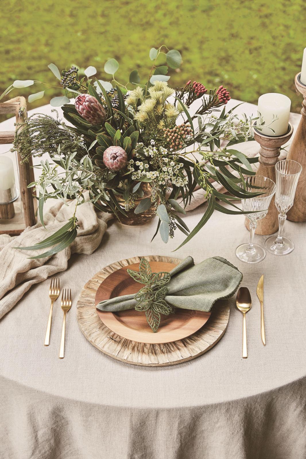 幸せの象徴とされてきたグリーンリースをモチーフにしたボタニカルデザイン