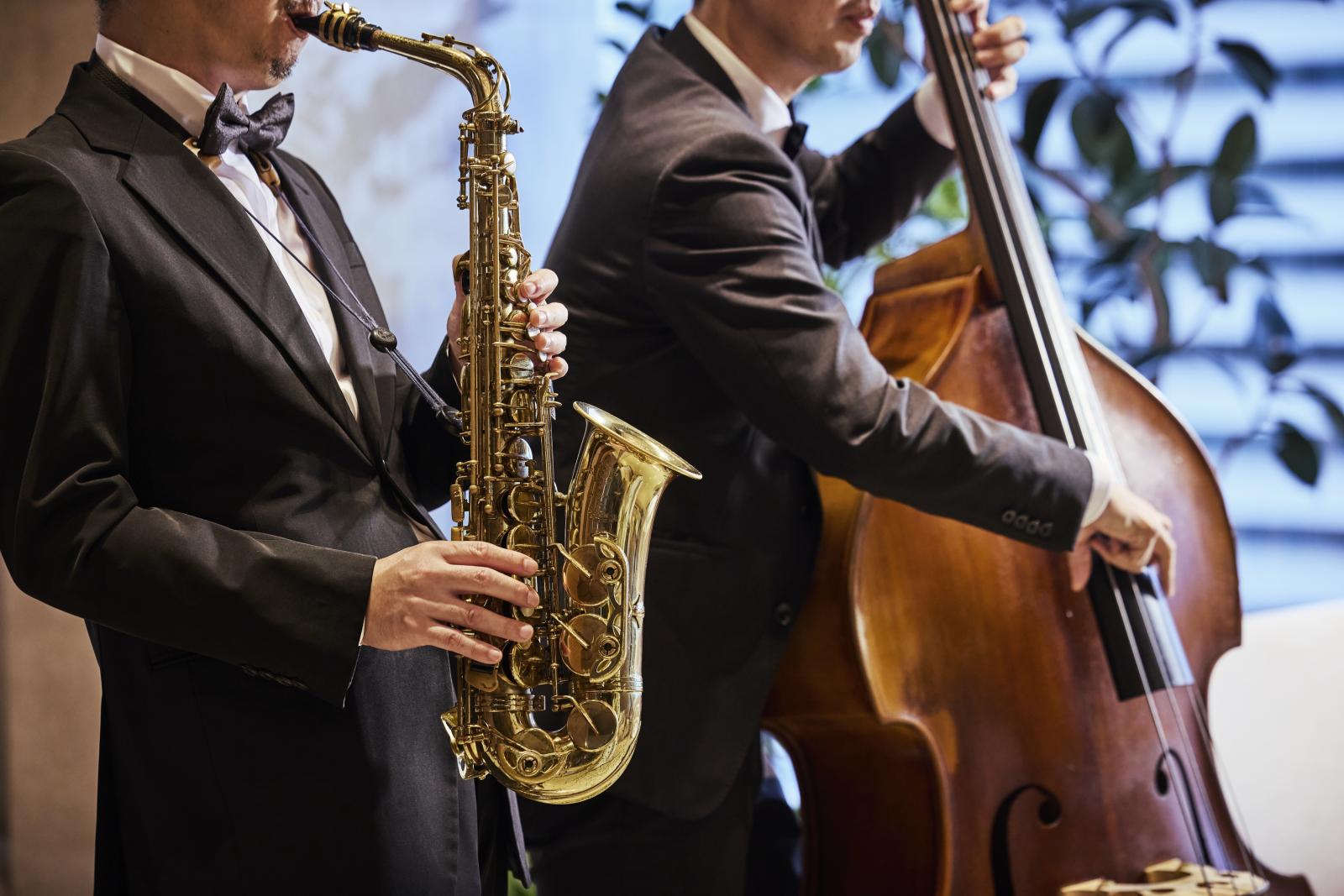 ジャズの生演奏などによる、大人の演出